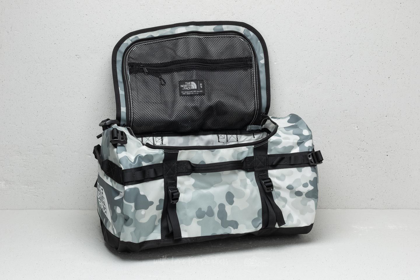 Crossbody táskák The North Face Base Camp Medium Duffel TNF White Macrofleck Camo Print/ TNF Black