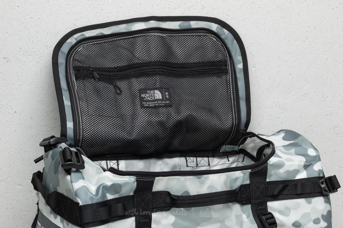 Crossbody táskák The North Face Base Camp Medium Duffel TNF White Macrofleck Camo Print/ TNF Black