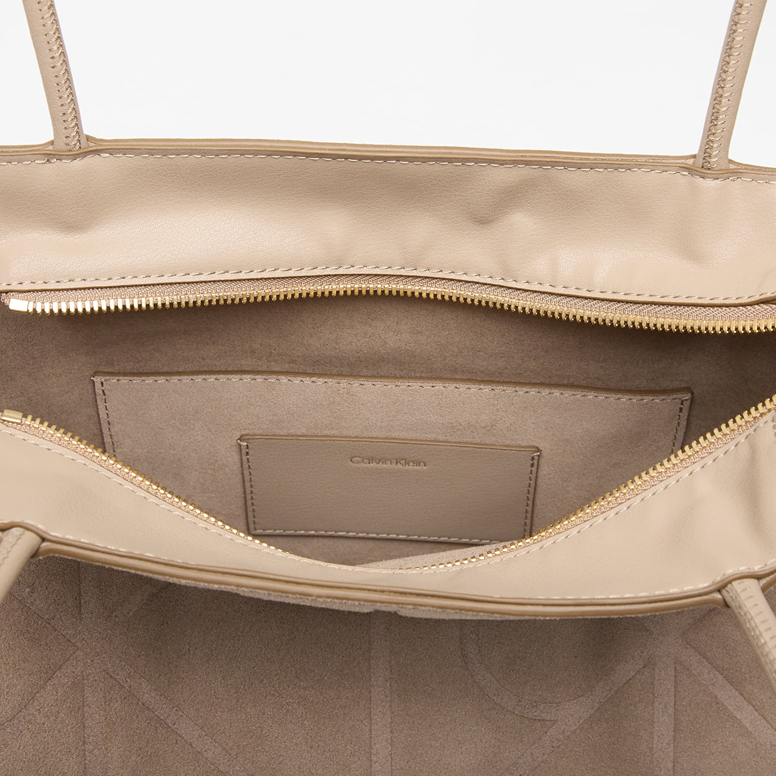 Håndvesker Calvin Klein Emblem Aop Suede Small Tote Desert Taupe