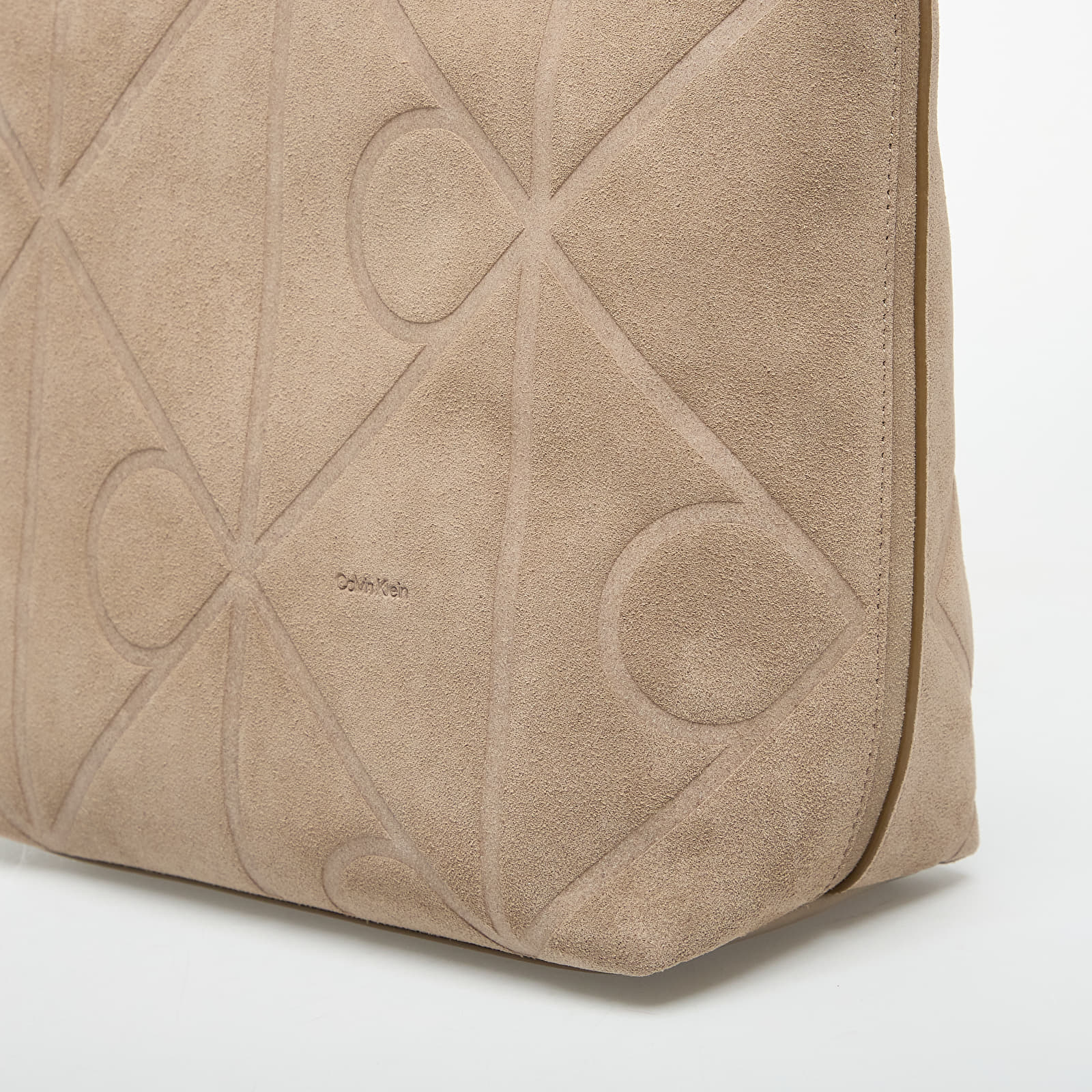 Håndvesker Calvin Klein Emblem Aop Suede Small Tote Desert Taupe