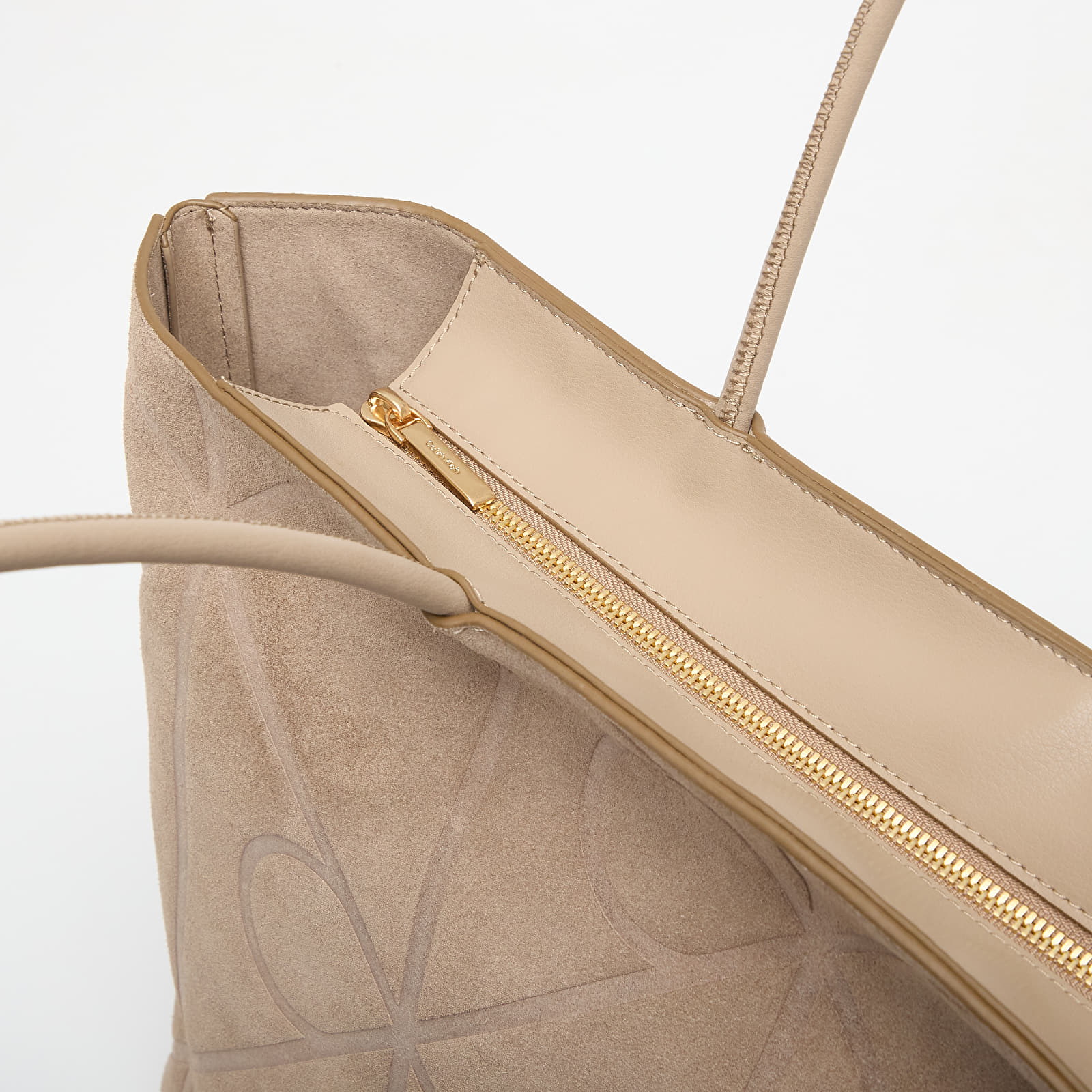 Håndvesker Calvin Klein Emblem Aop Embossed Suede Tote Beige