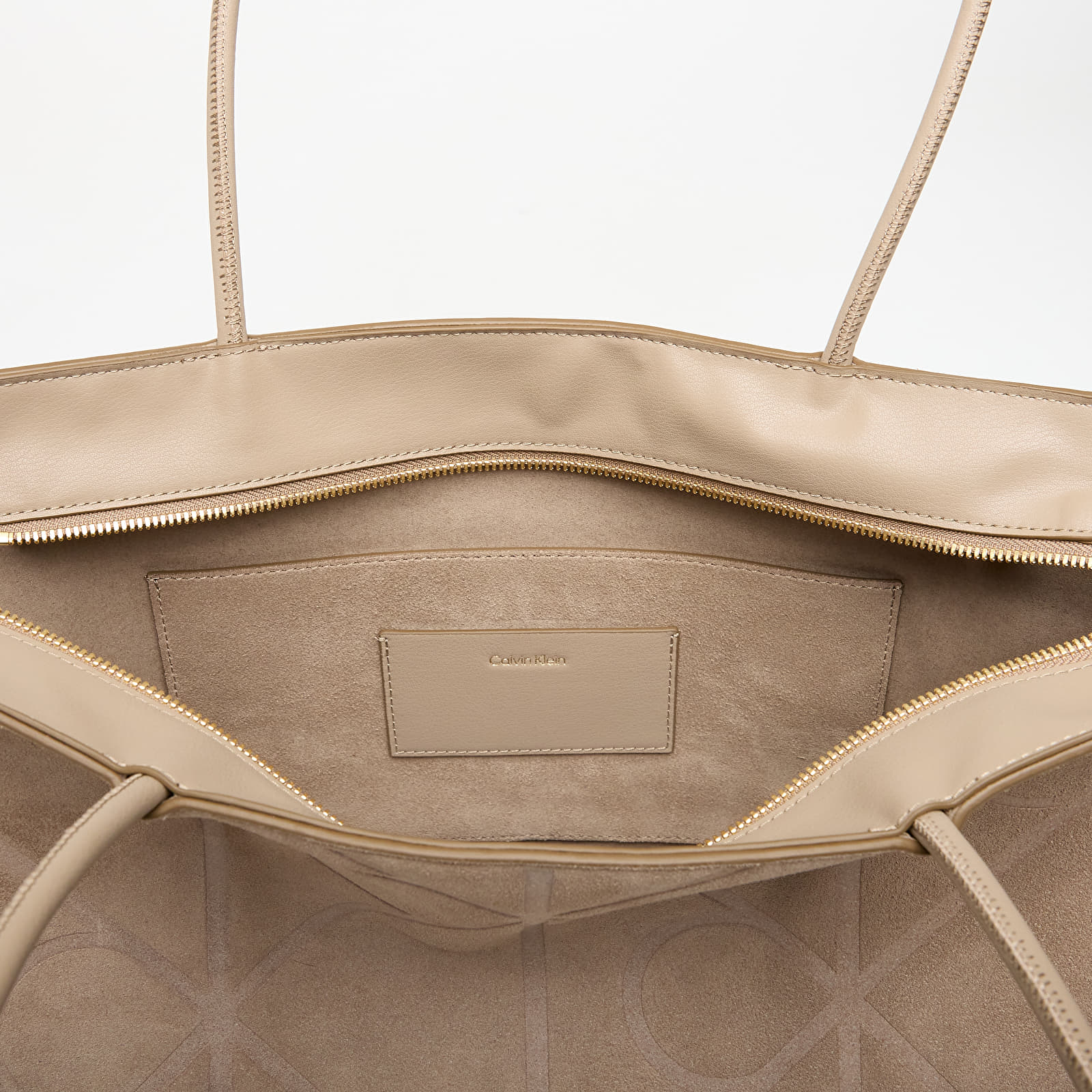 Håndvesker Calvin Klein Emblem Aop Embossed Suede Tote Beige