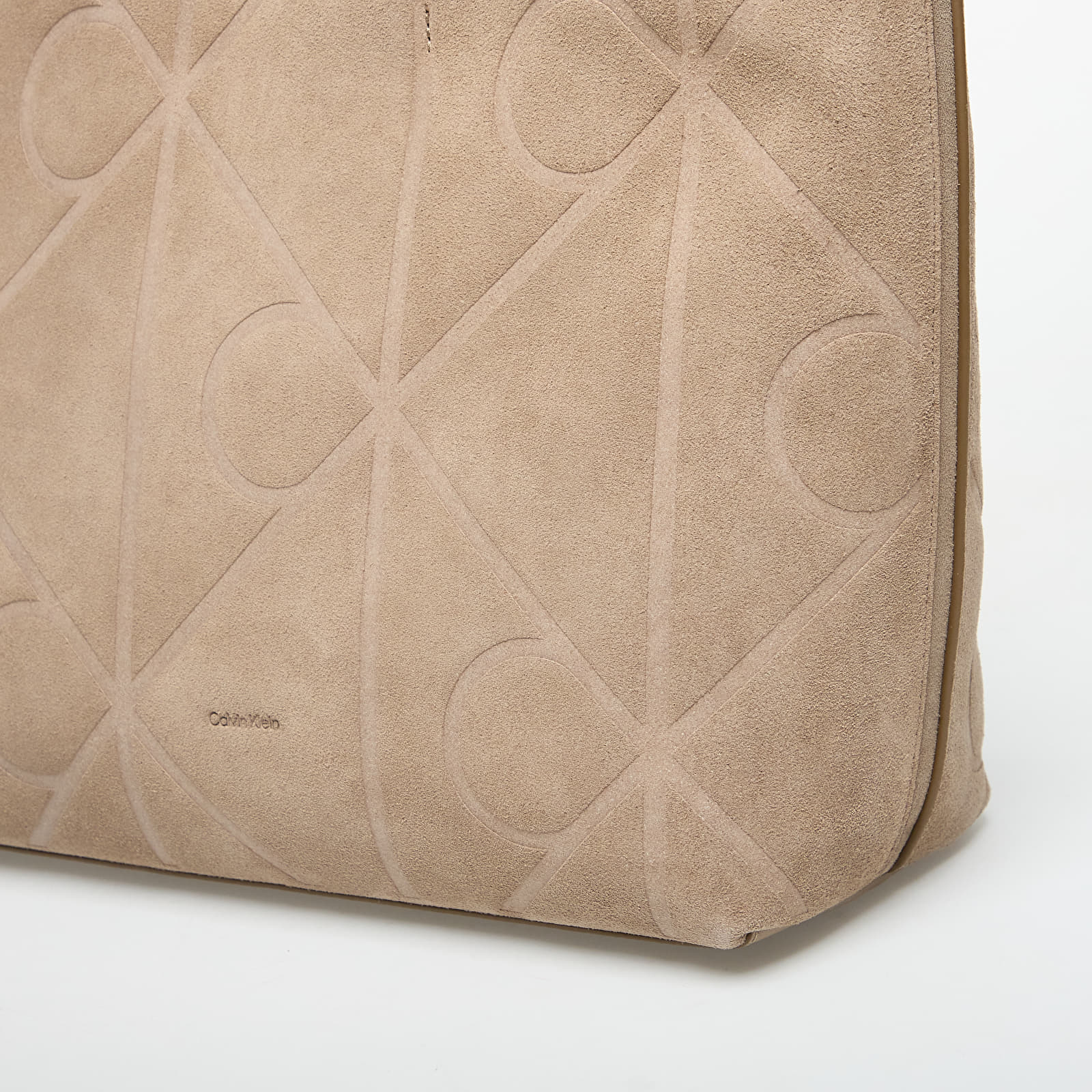 Håndvesker Calvin Klein Emblem Aop Embossed Suede Tote Beige