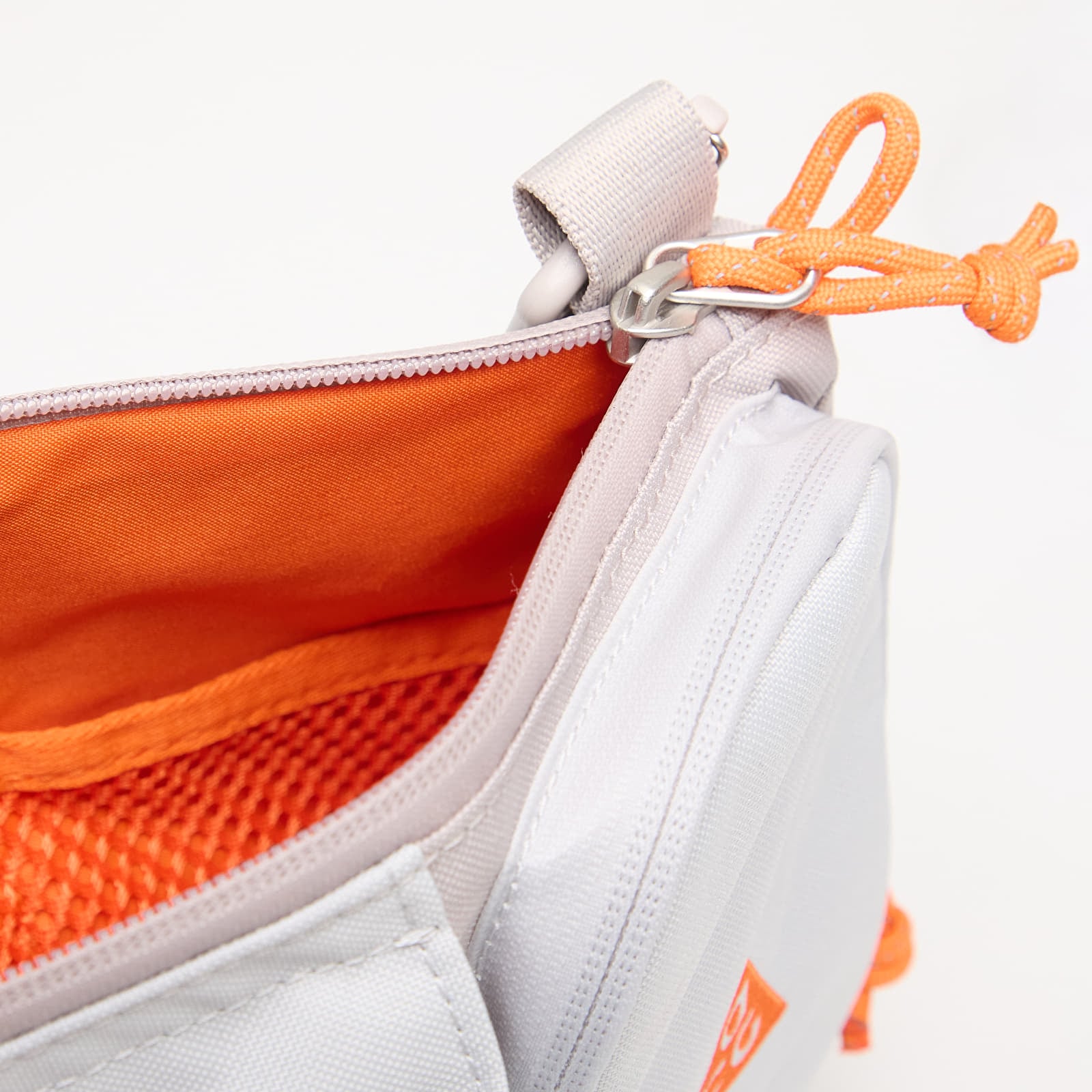 Schoudertassen voor mannen Nike ACG "DAYMAX" Crossbody Bag 3L College Grey/ Grey Fog/ Safety Orange