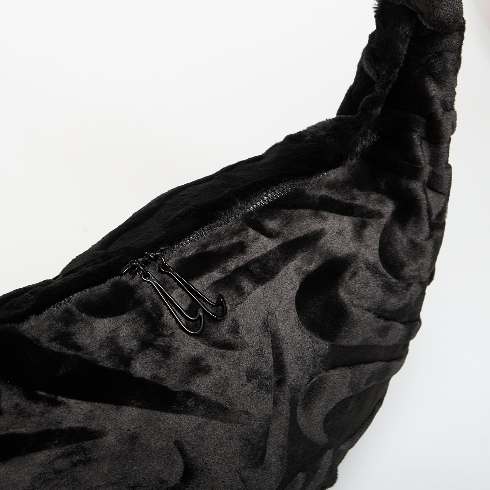 Ανδρικές τσάντες ώμου Nike Sportswear Faux Fur Slouchy Bag 19L Black/ Black