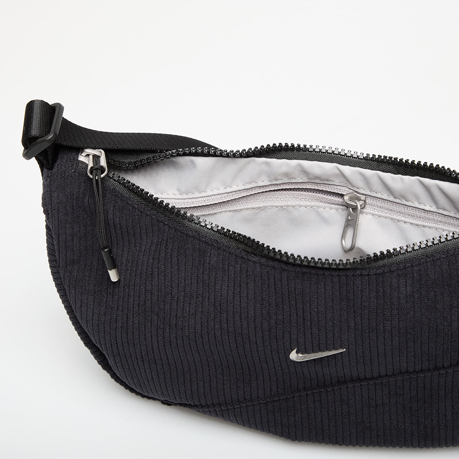 Ανδρικές τσάντες ώμου Nike Aura Crescent Crossbody Bag 4L Black/ Black/ Mt Silver Brl