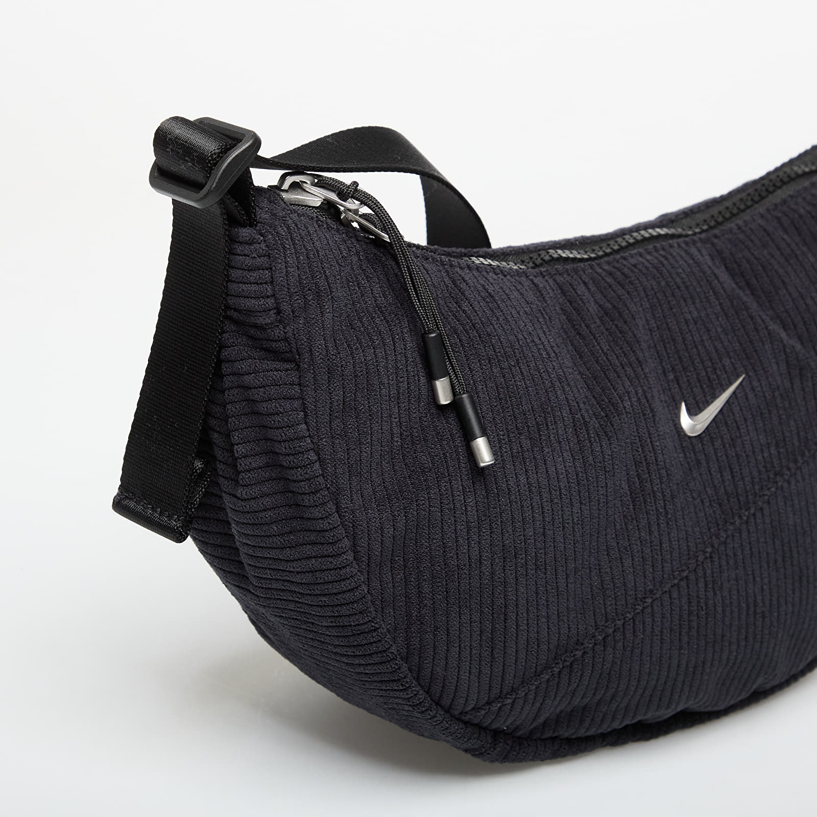 Ανδρικές τσάντες ώμου Nike Aura Crescent Crossbody Bag 4L Black/ Black/ Mt Silver Brl
