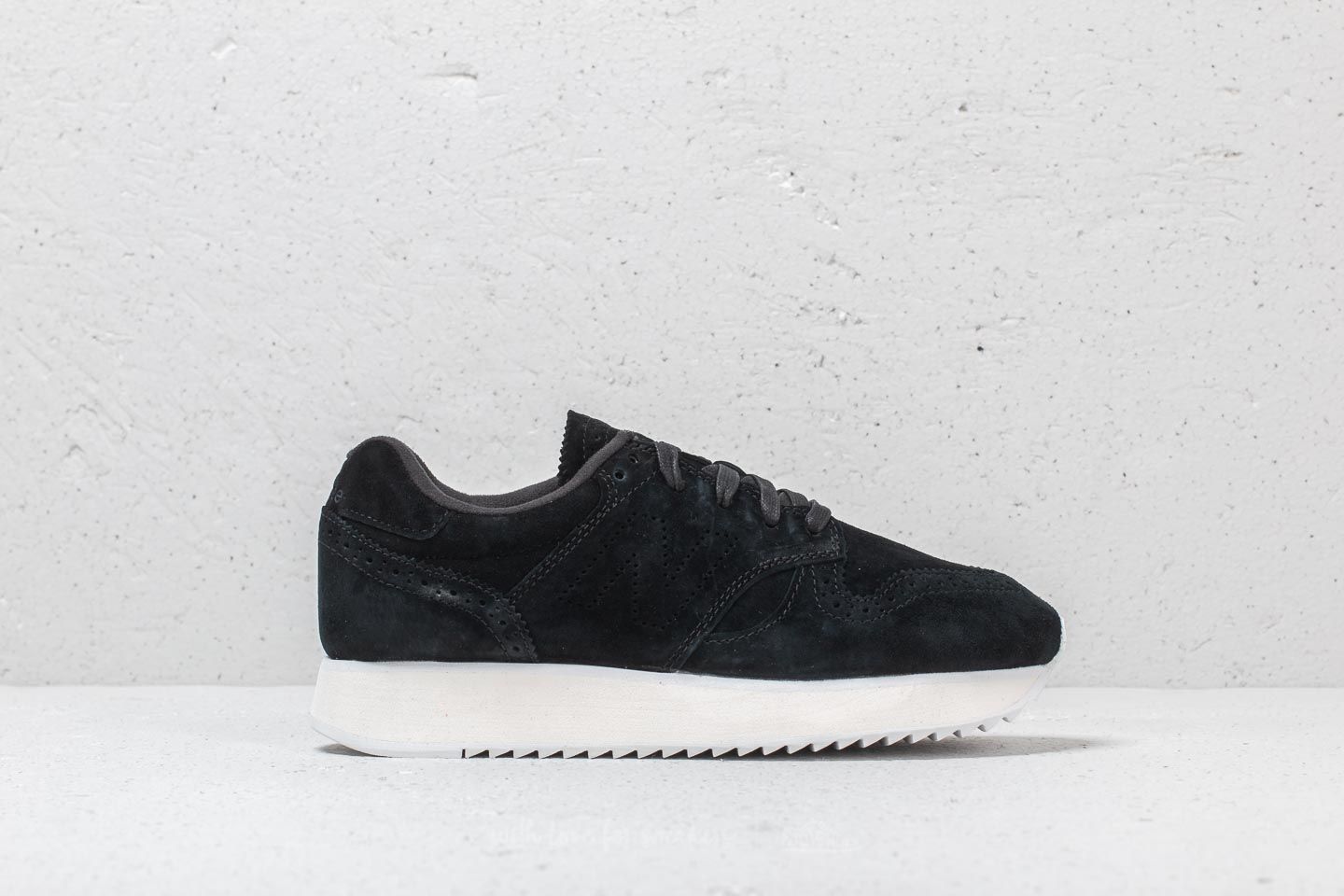 Chaussures et baskets femme New Balance 520 Black White Footshop