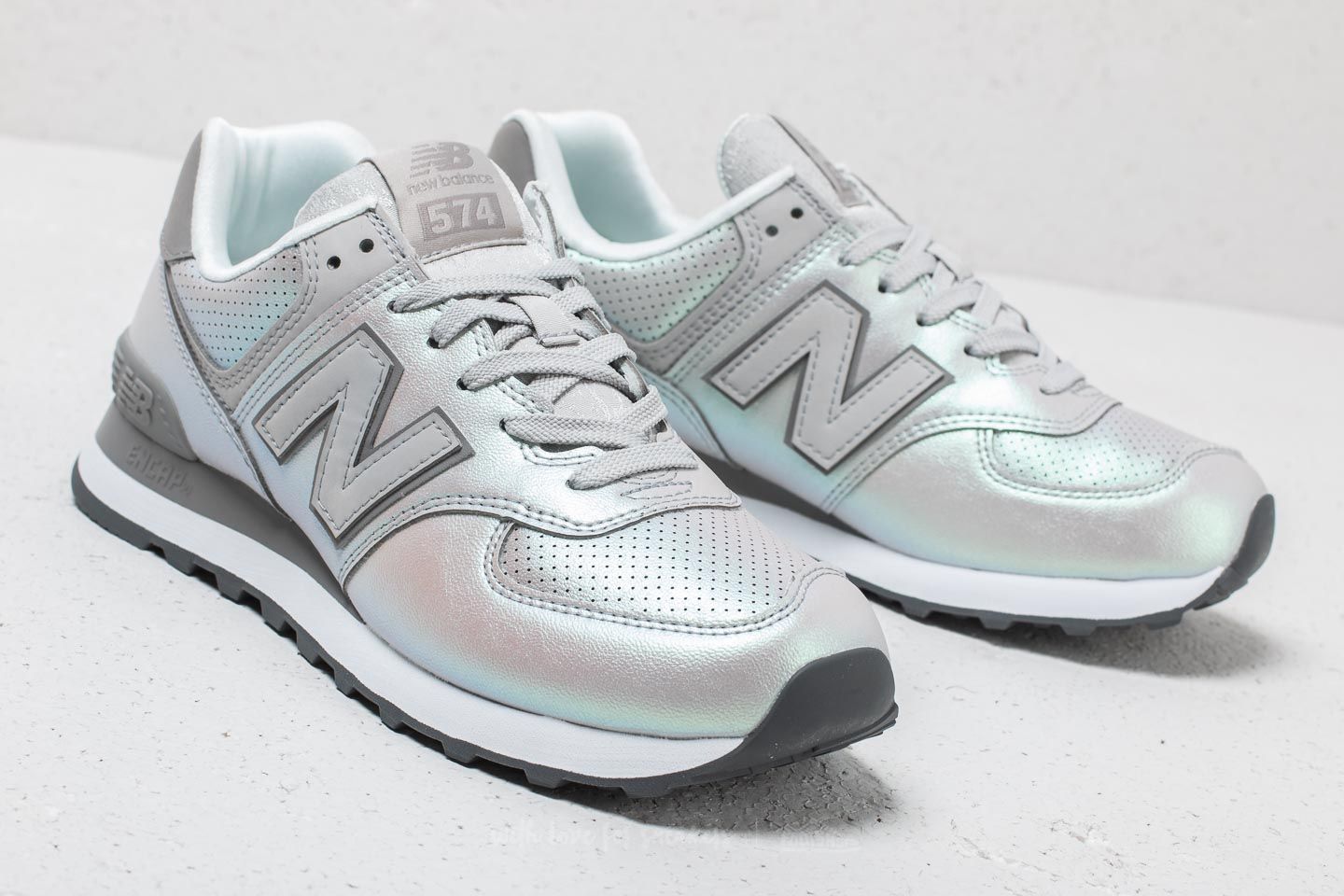 Chaussures et baskets femme New Balance 574 Metallic Grey/ Green | Footshop