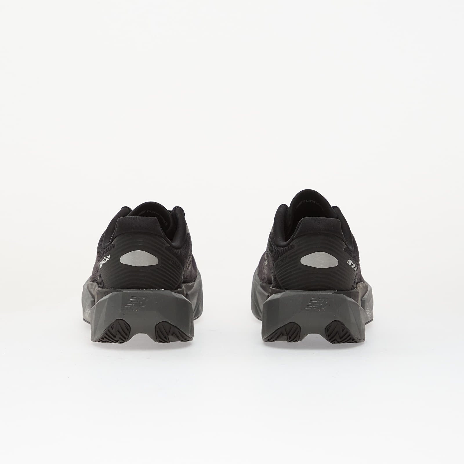 Scarpe donna New Balance Fuel Cell Rebel v5 Black/ Castlerock/ Black Cement Lo5