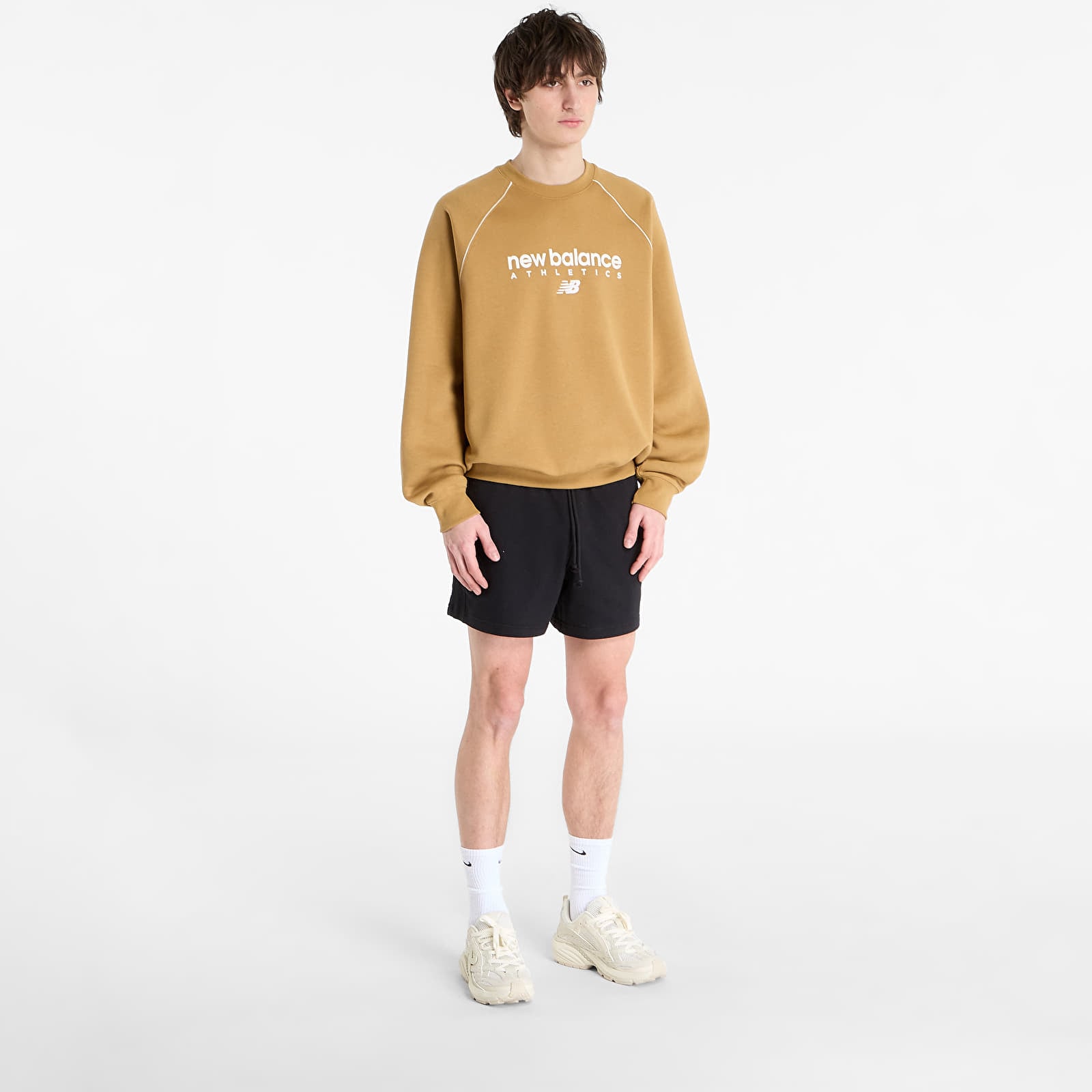 Hoodies für Männer New Balance Linear Graphic Fleece Crew Stucco