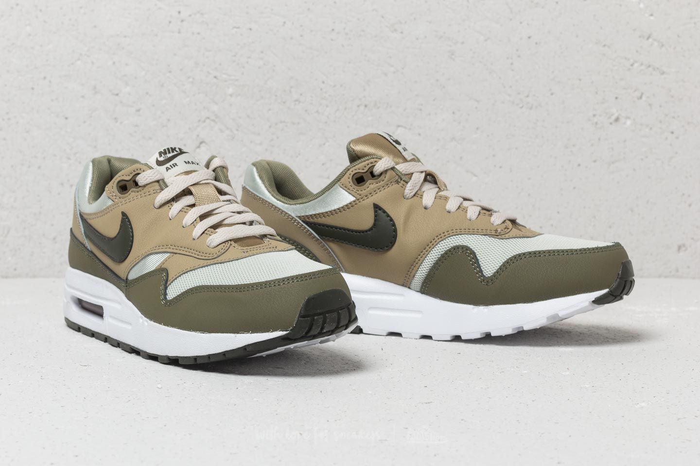 Nike wmns air max 1 olive online