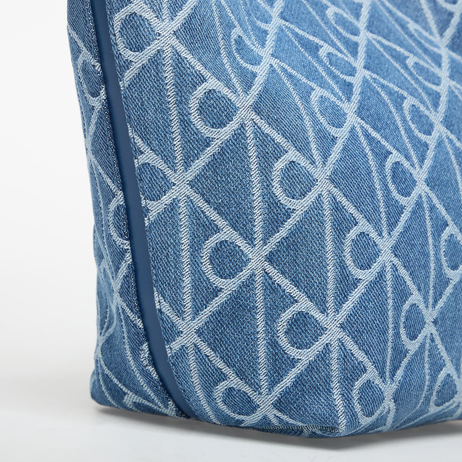 Crossbody rankinės Calvin Klein Emblem Aop Denim Bucket Blue