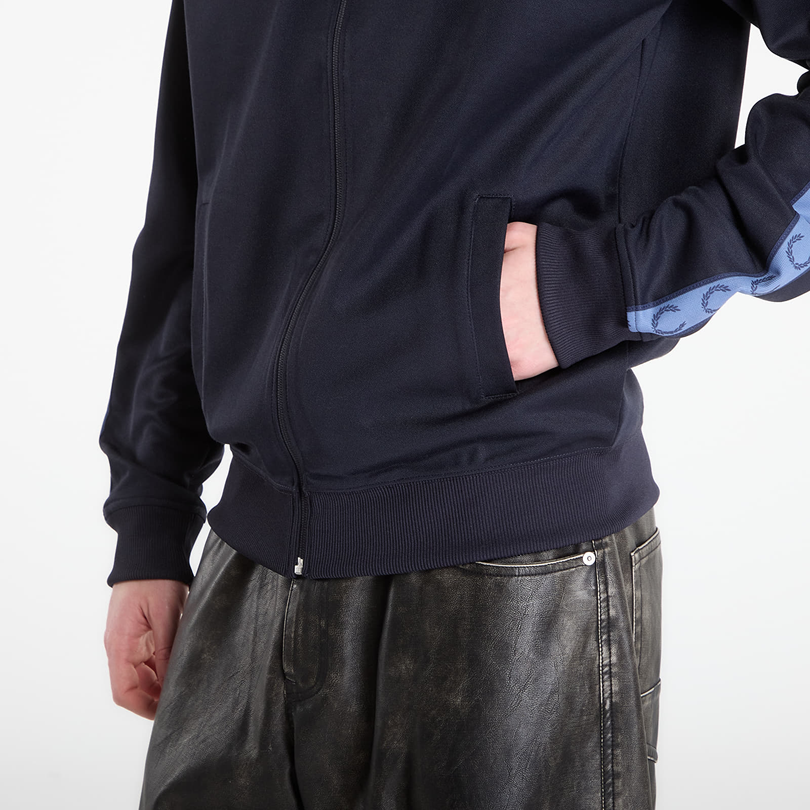 Dukserice FRED PERRY Contrast Tape Track Jacket Nvy/ Acebl/ Tnsbl