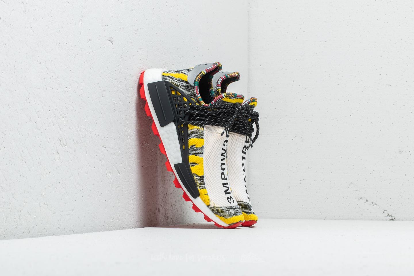 Chaussures et baskets homme adidas x Pharrell Williams Afro Hu NMD Core Black/ Red