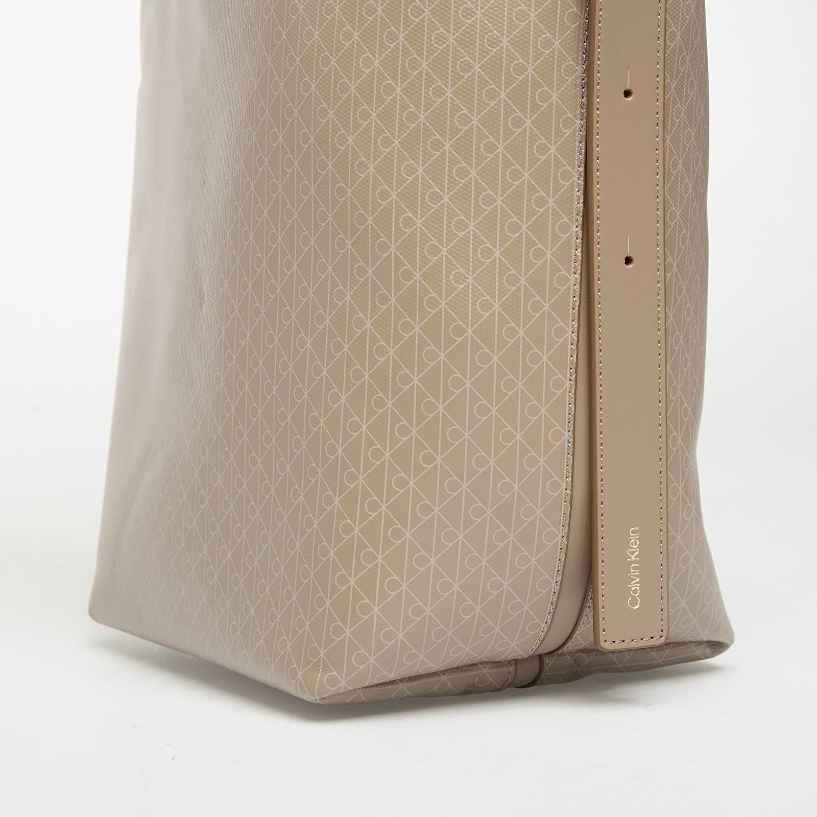 Sacs à main Calvin Klein Emblem Aop Medium Bucket Bag Desert Taupe
