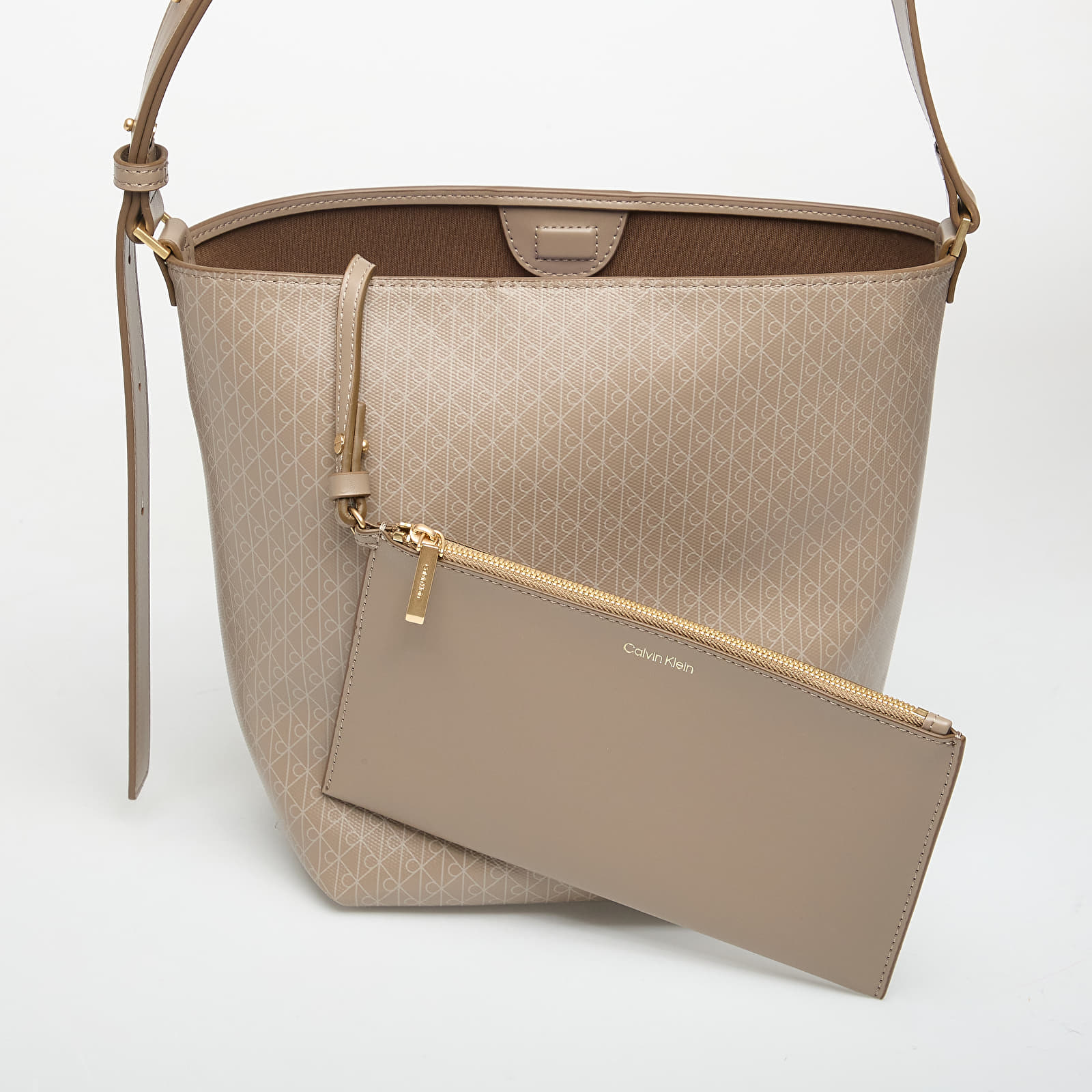Sacs à main Calvin Klein Emblem Aop Medium Bucket Bag Desert Taupe