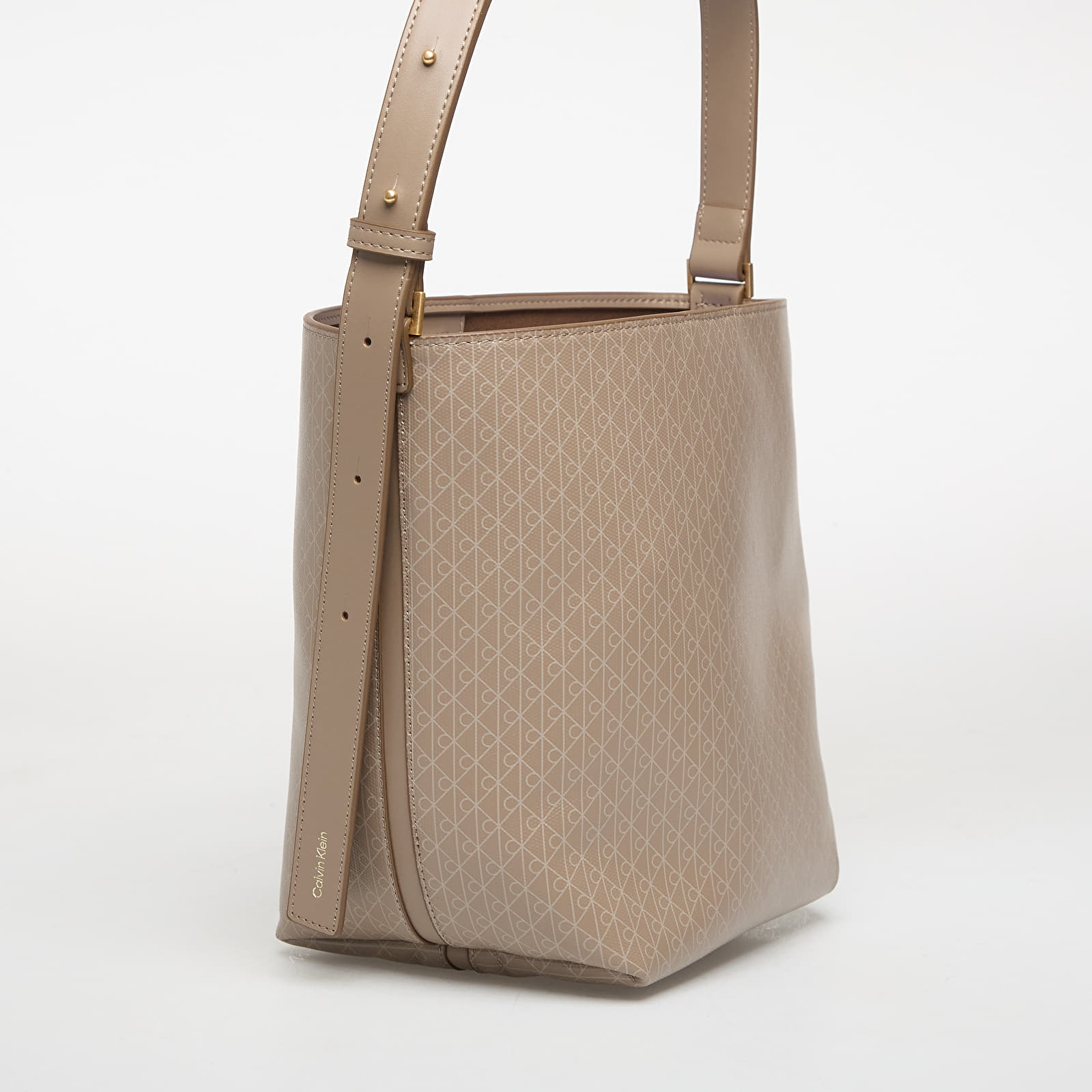 Sacs à main Calvin Klein Emblem Aop Medium Bucket Bag Desert Taupe