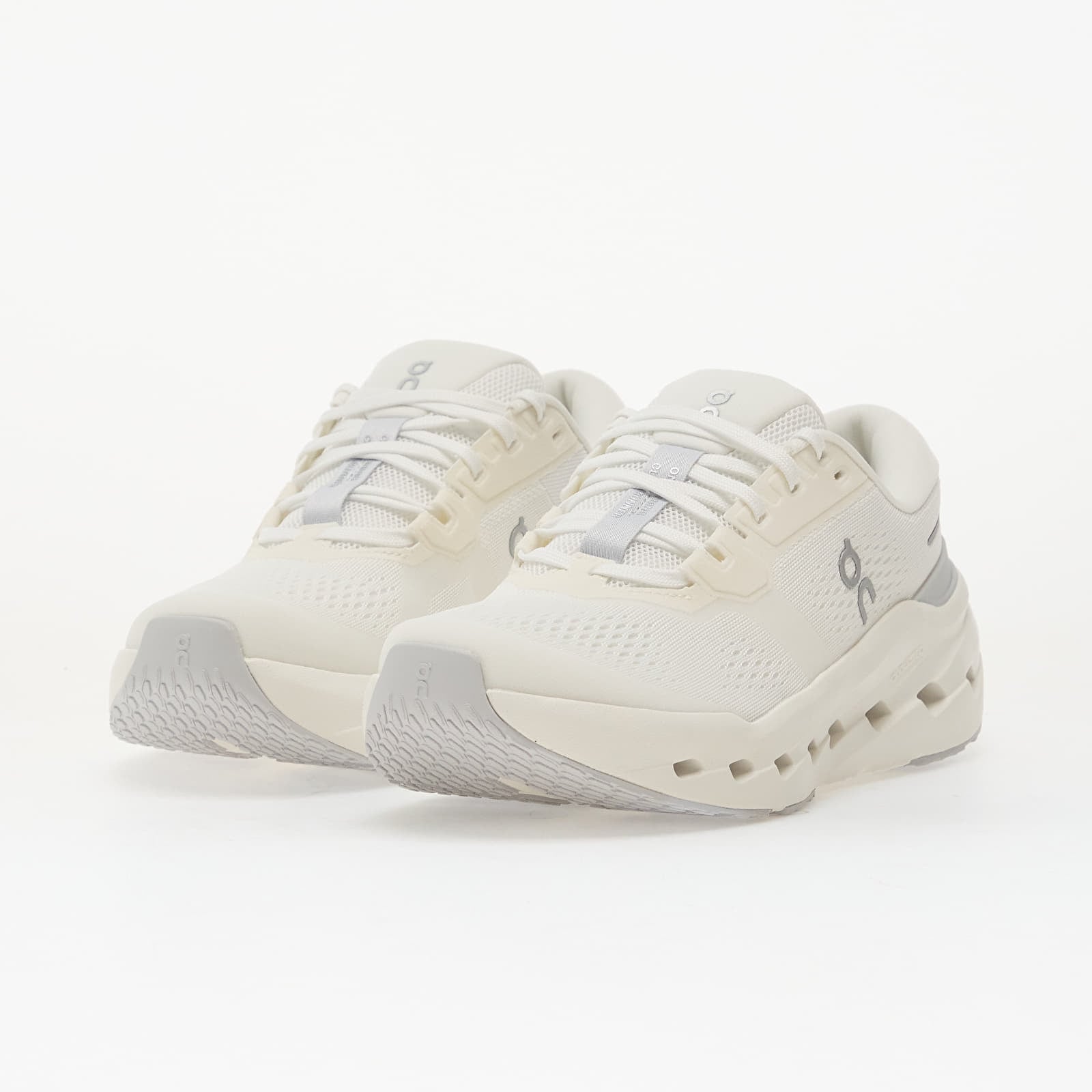 Naisten kengät On W Cloudrunner 3 White/ Ivory