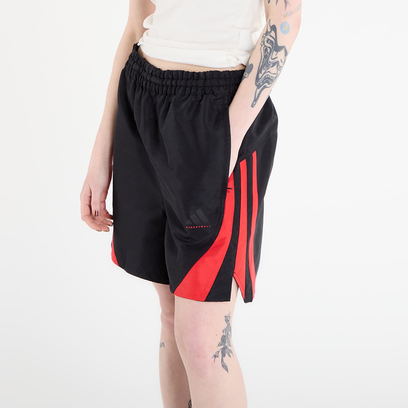 Meeste lühikesed püksid adidas Woven Short UNISEX Black/ Pure Ruby