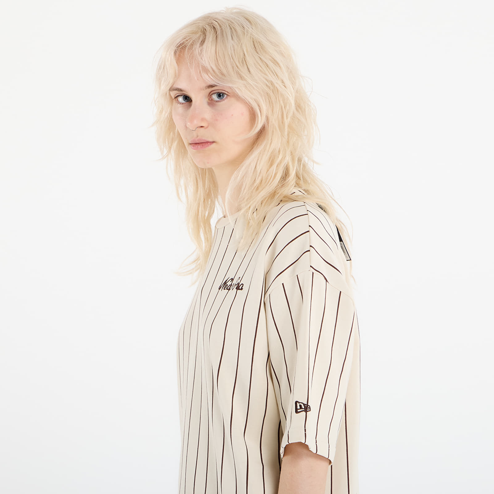 Trička New Era Pinstripe Os Tee UNISEX Light Cream