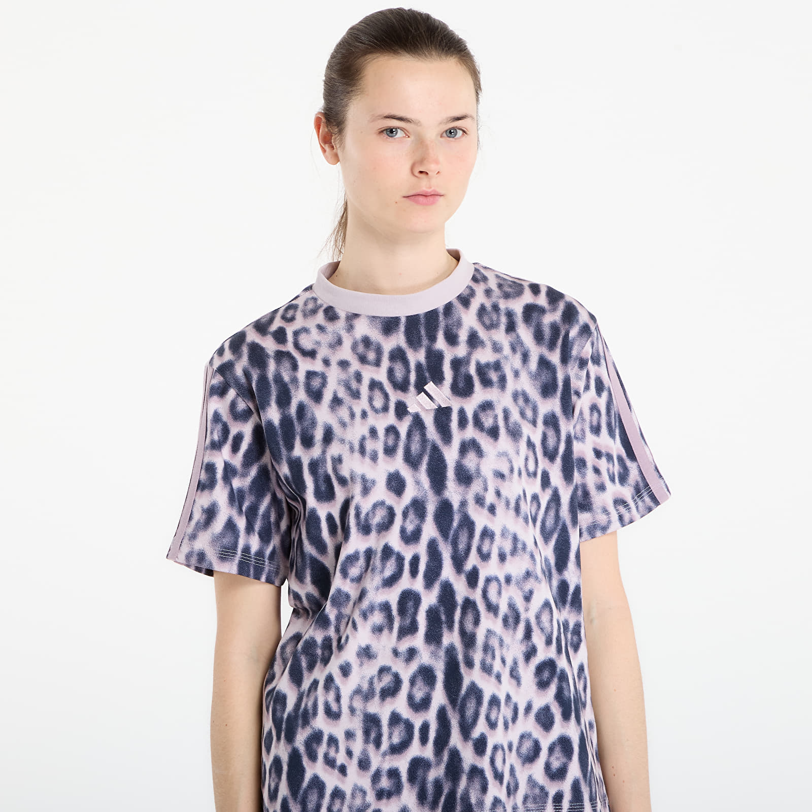 T-skjorter for kvinner adidas Seasonal Essentials Leopard Print T-Shirt With 3-Stripes Multicolor/ Crystal Linen