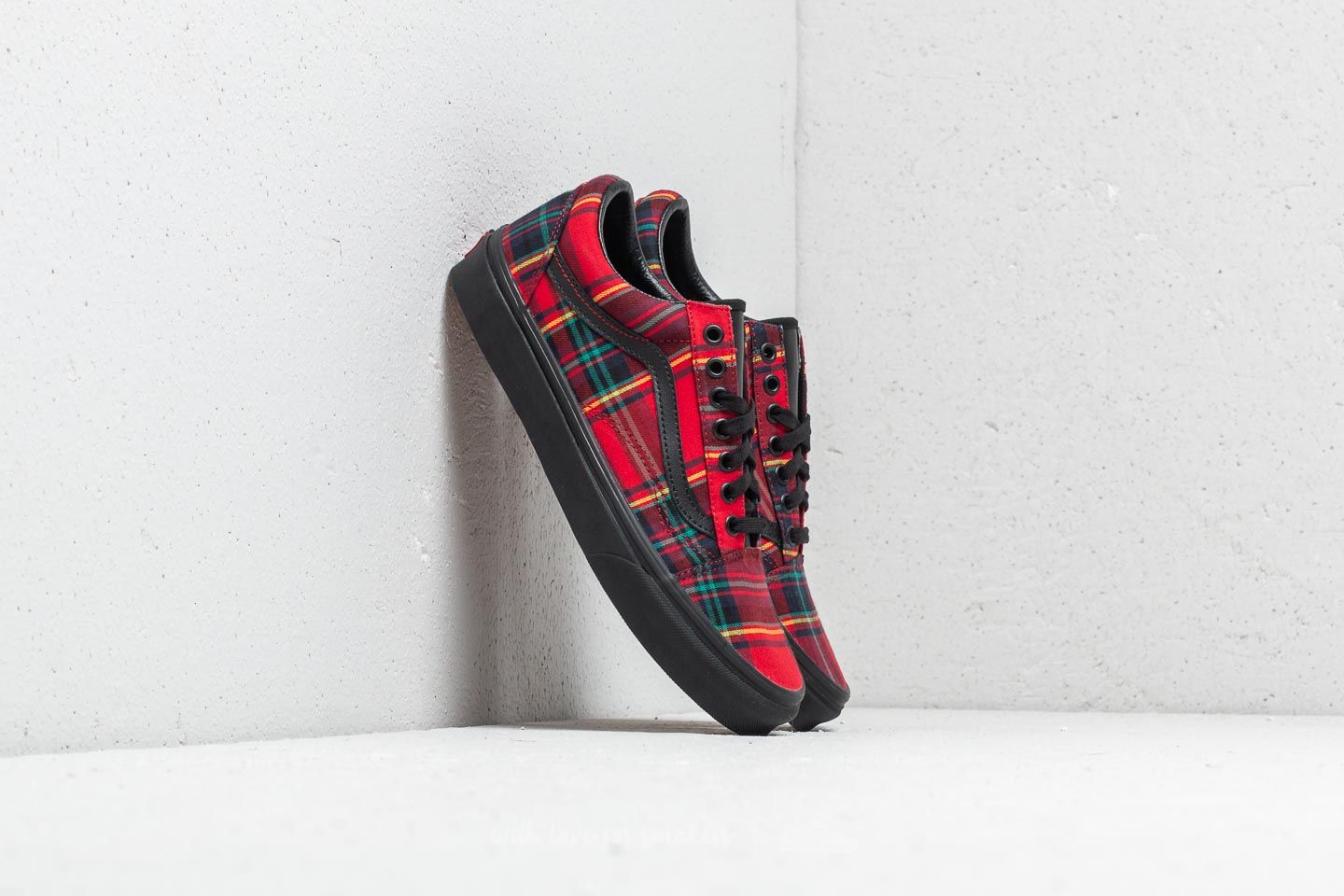 Red black on sale vans old skool
