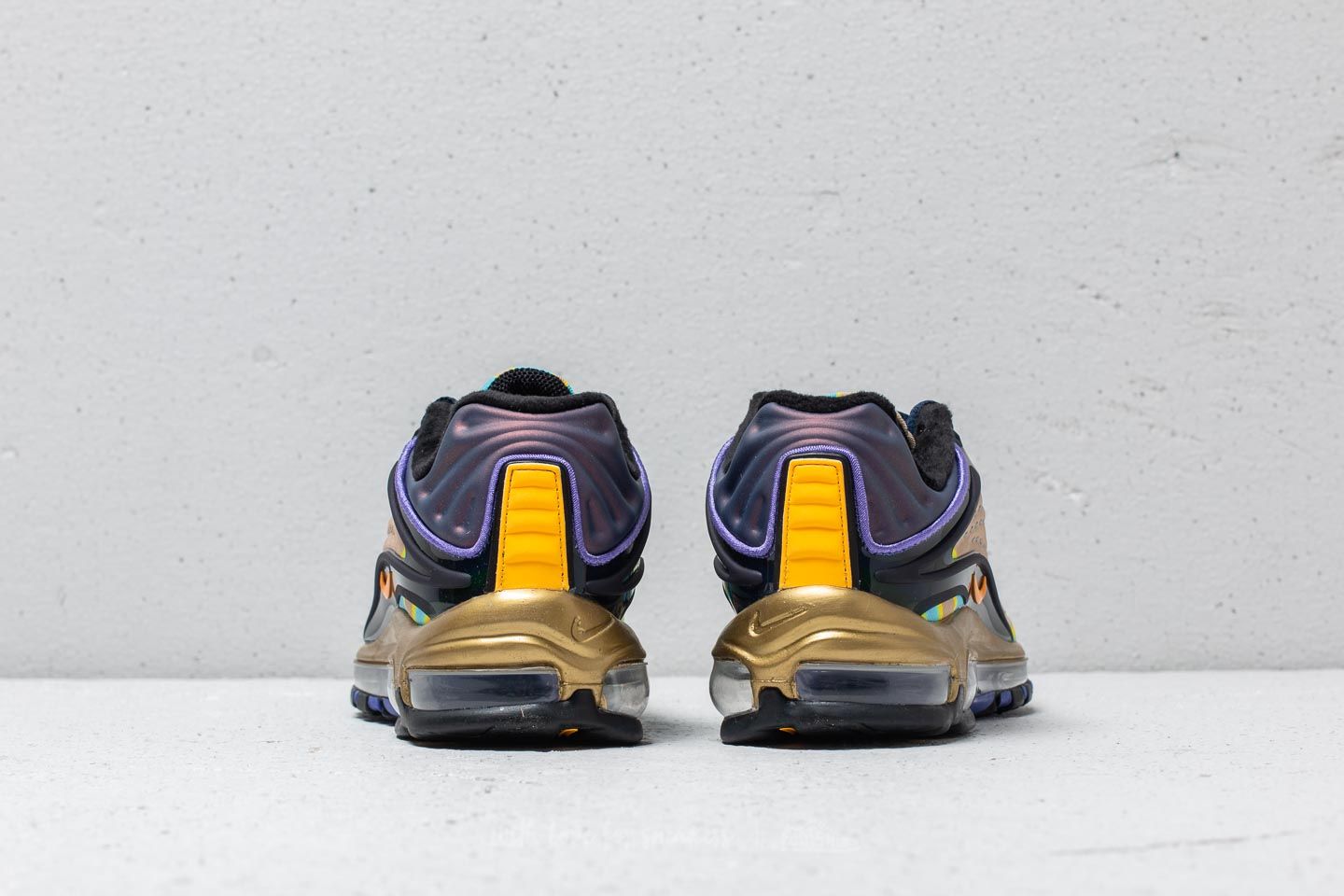 Air max deluxe laser orange 2025