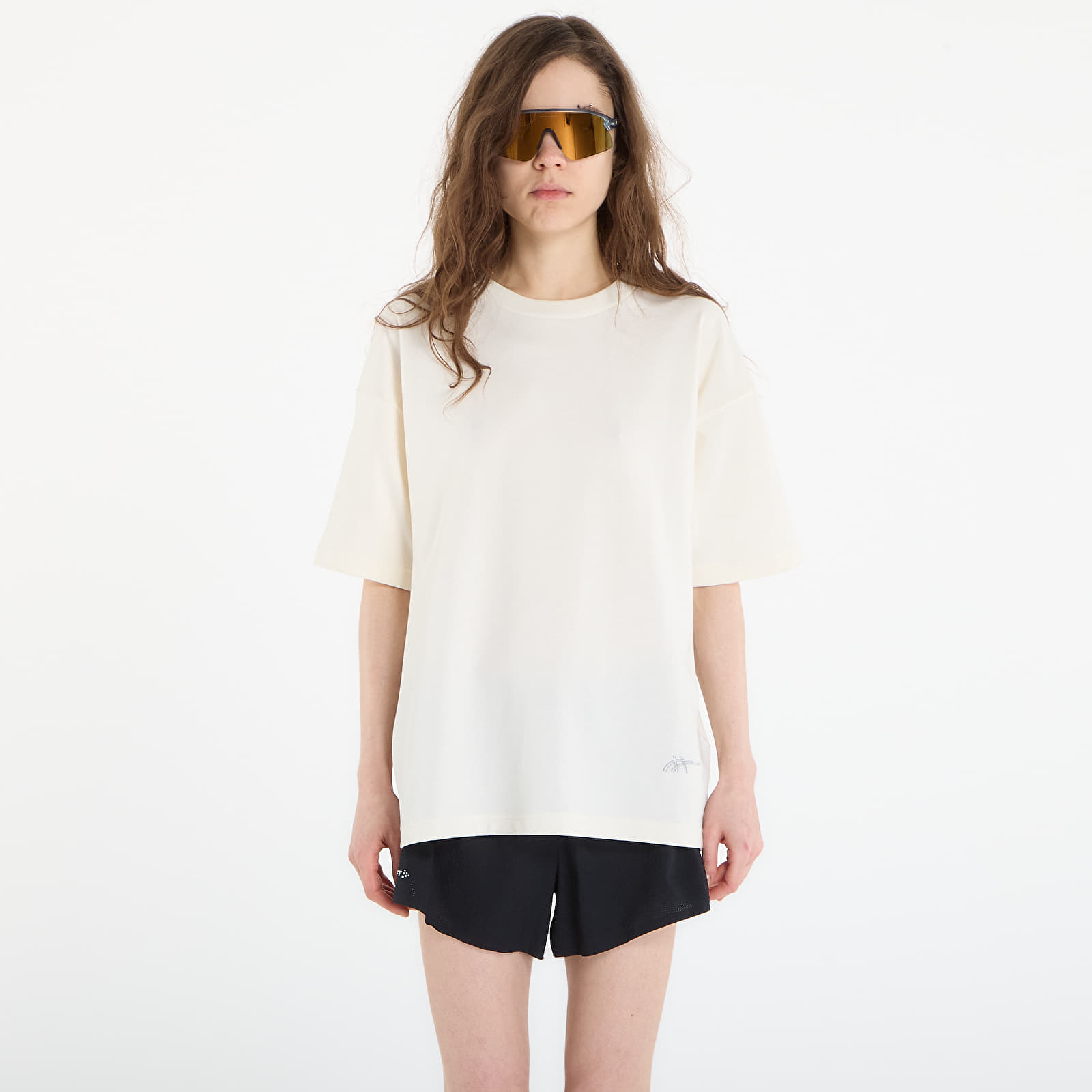 Camisetas Asics Track Club Heritage Relaxed Tee UNISEX Beige