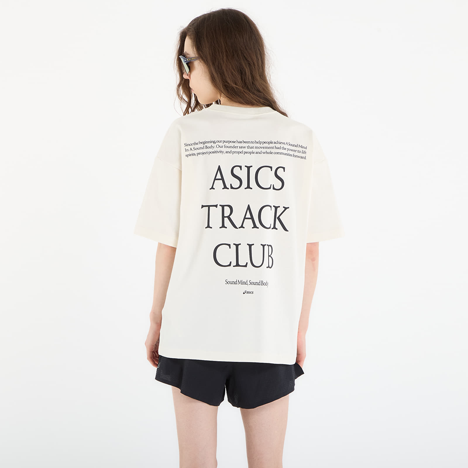 Camisetas Asics Track Club Heritage Relaxed Tee UNISEX Beige