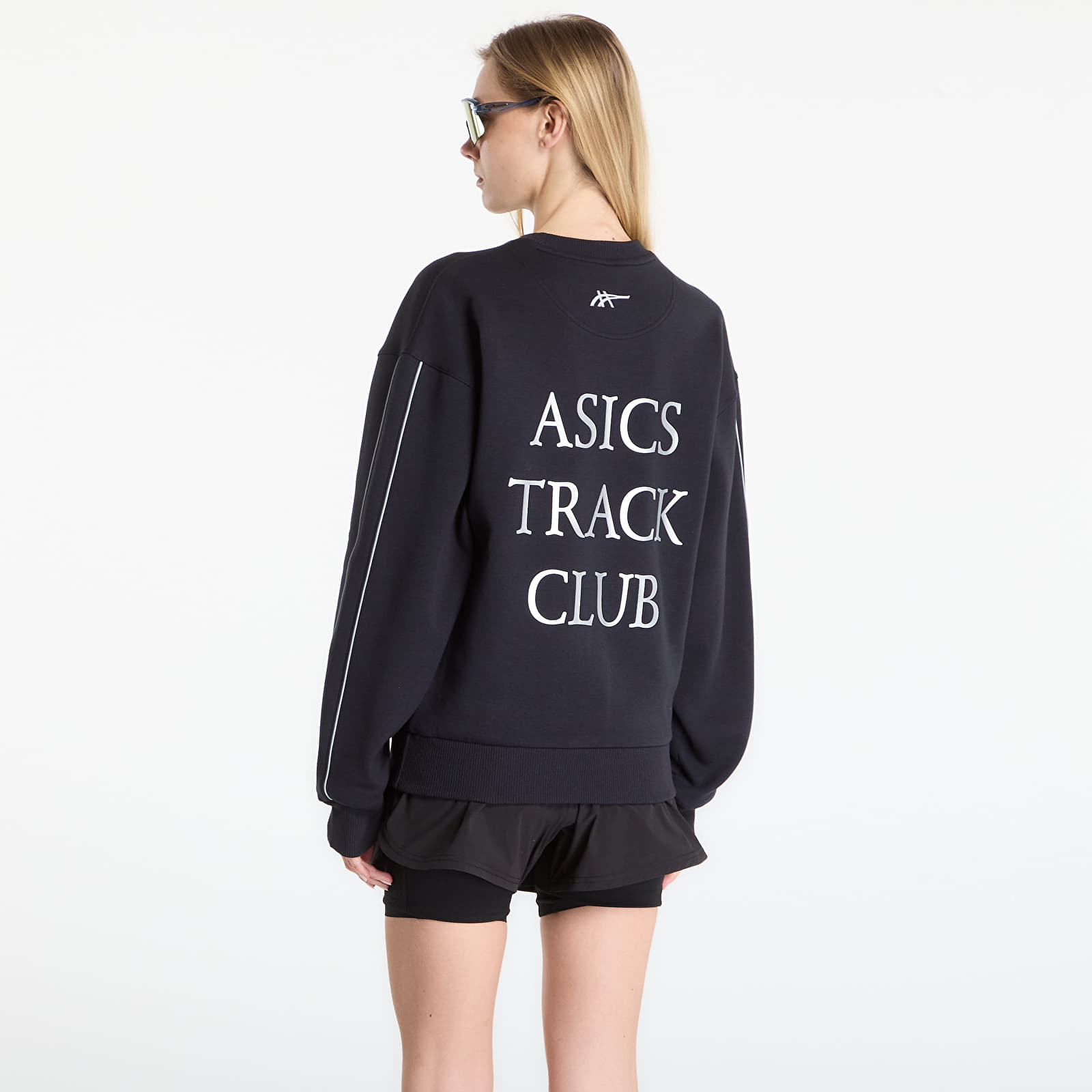 Hoodies and sweatshirts  Asics Track Club Heritage Crew UNISEX ?