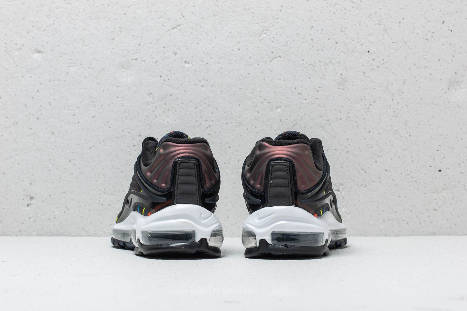 Air max deluxe on sale black and white