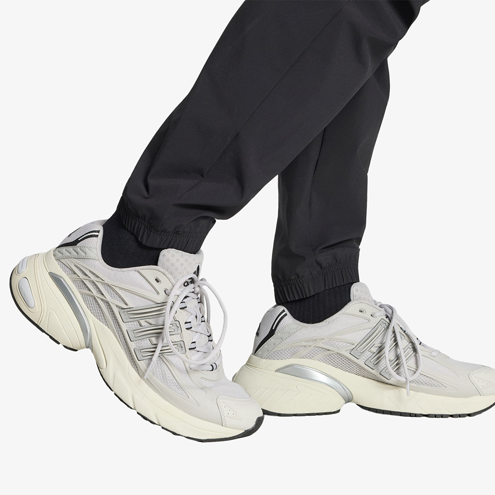 Pantaloni uomo adidas Tech Trefoil Essentials Track Pant Black