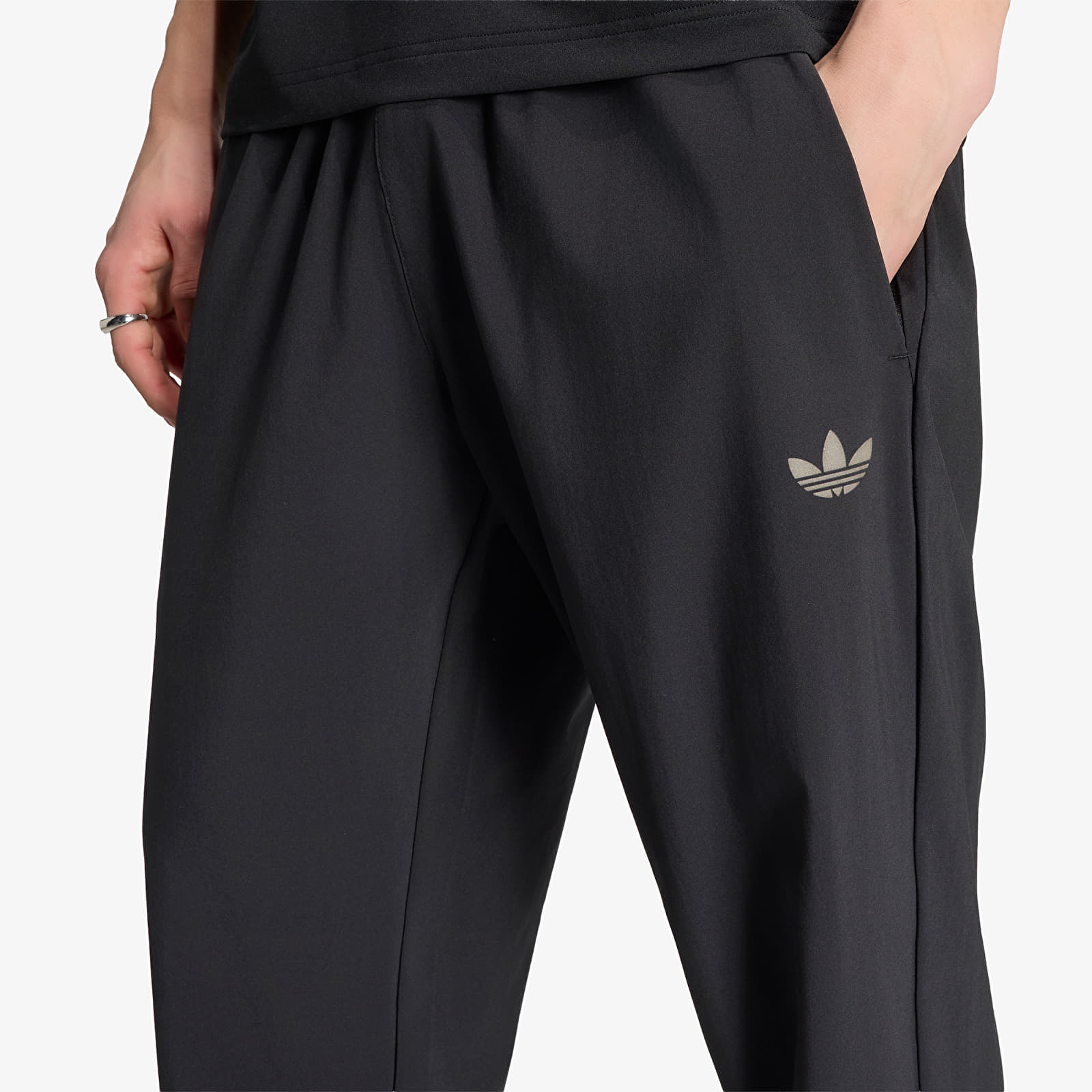 Pantaloni uomo adidas Tech Trefoil Essentials Track Pant Black