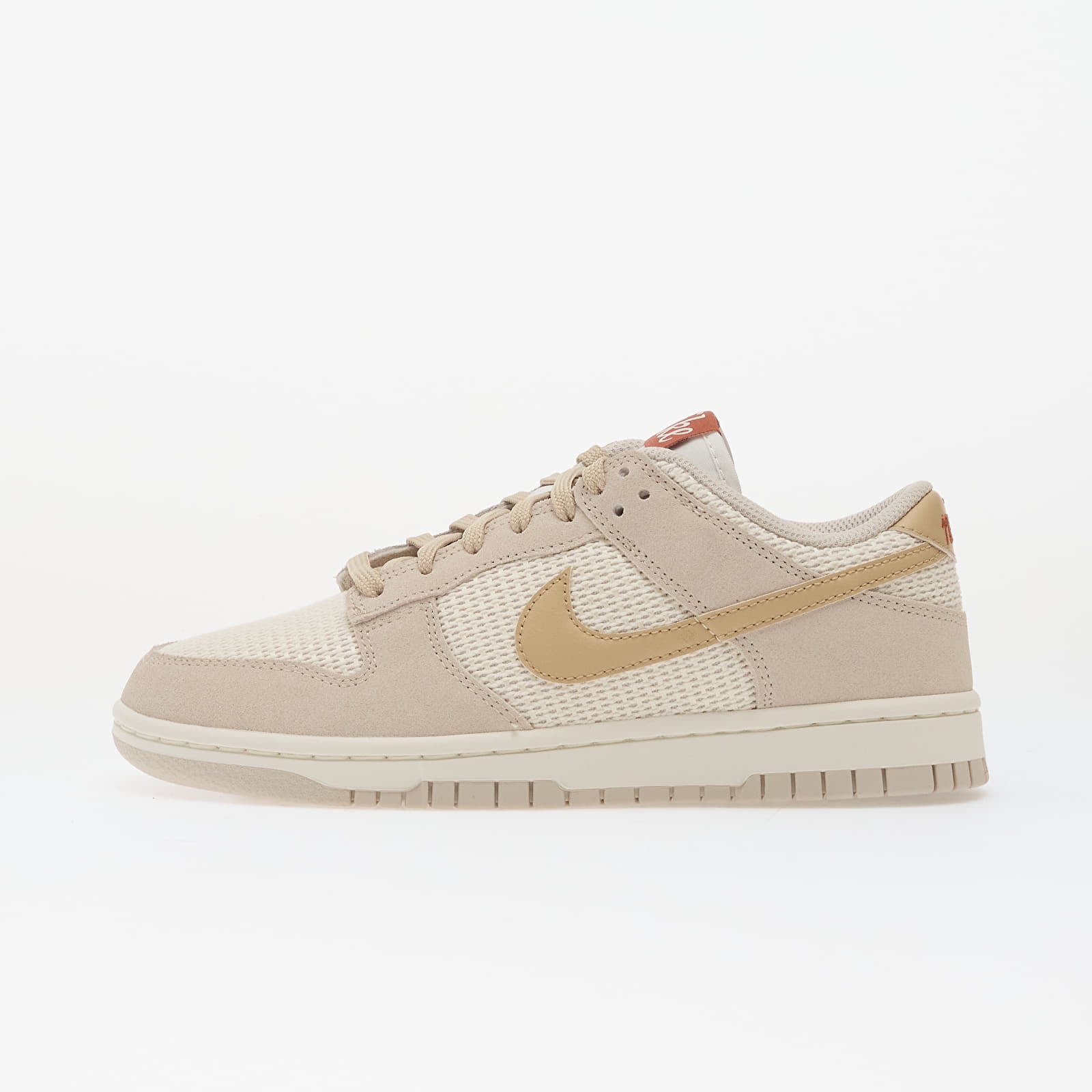 Дамски кецове и обувки Nike Dunk Low Se Sail/ Linen-Lt Orewood Brn-Sail