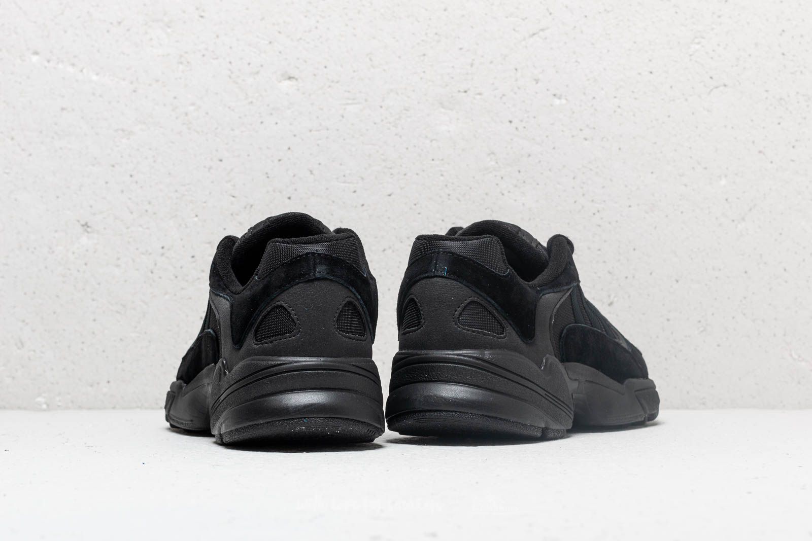 Pánské tenisky a boty adidas YUNG-1 Core Black/ Core Black/ Carbon