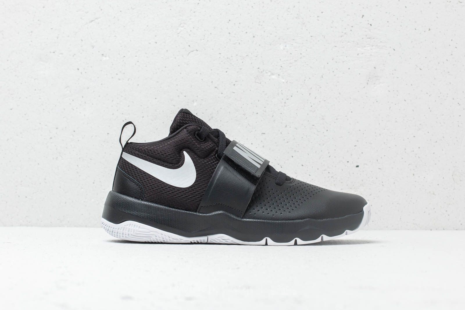 Women s shoes Nike Team Hustle D 8 GS Black Metallic Silver