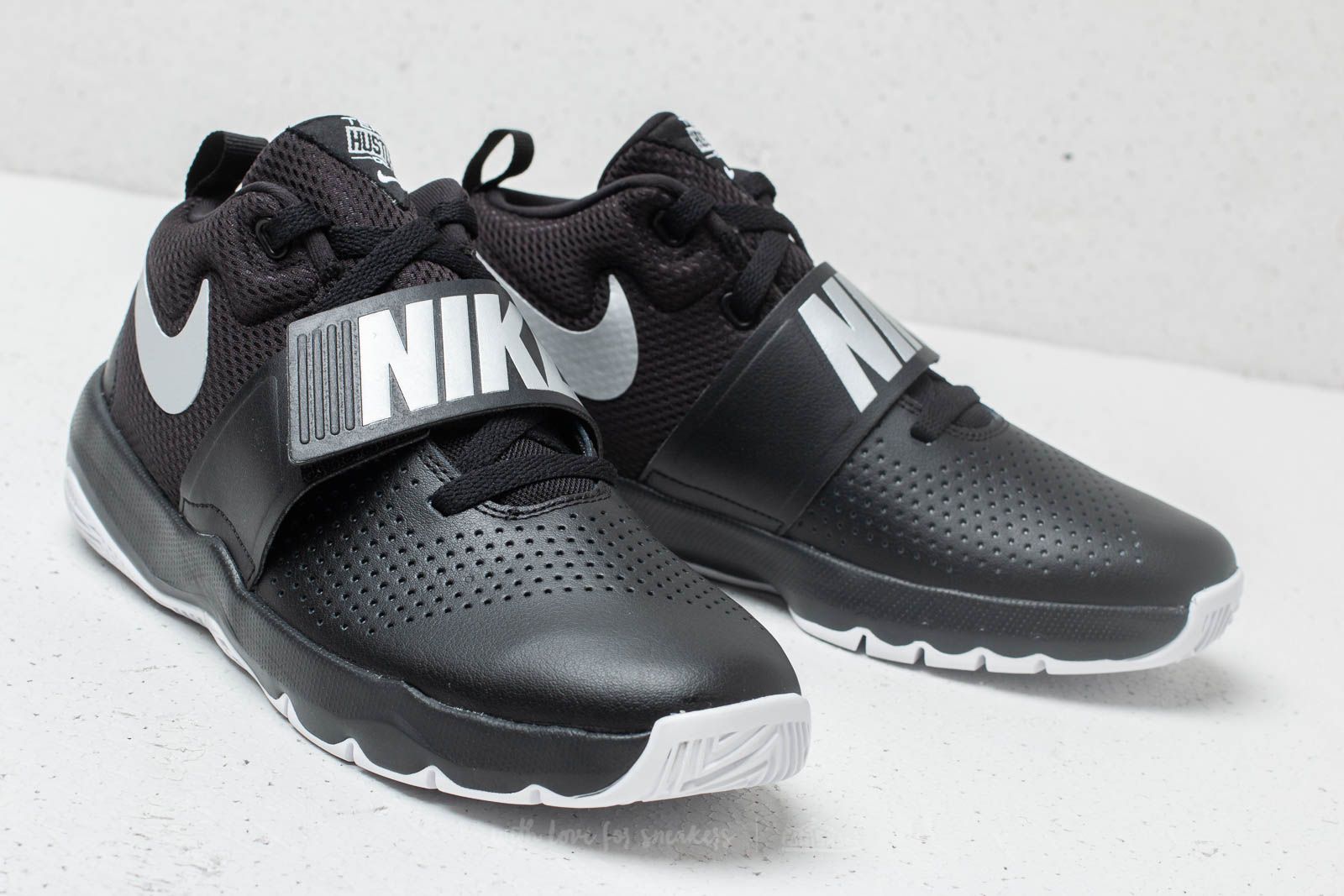 Nike team hustle d8 women's on sale