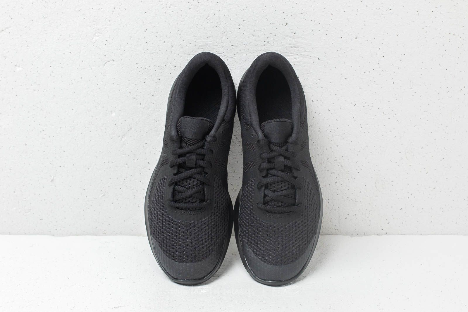 Nike revolution 4 black top