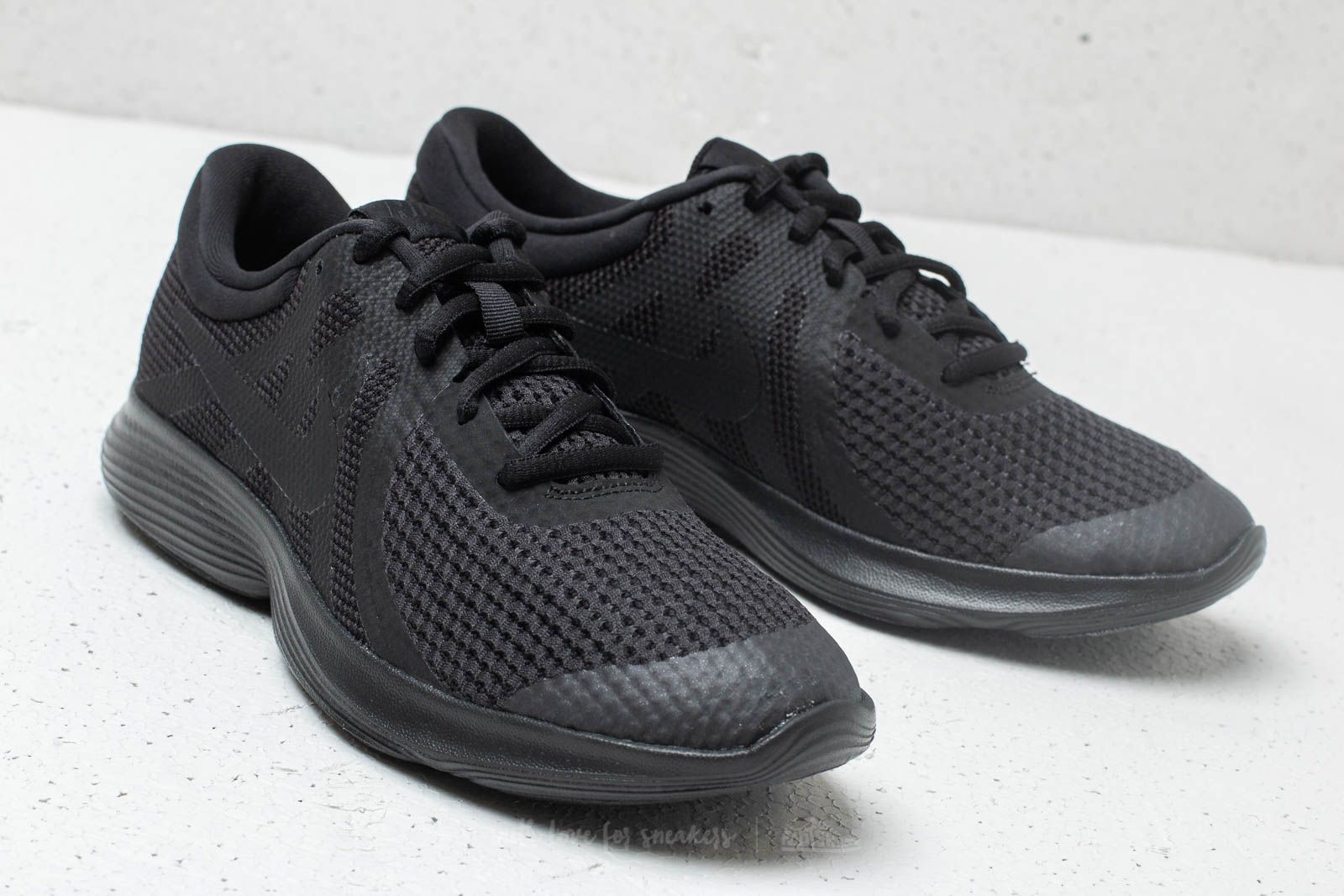 Revolution 4 nike top