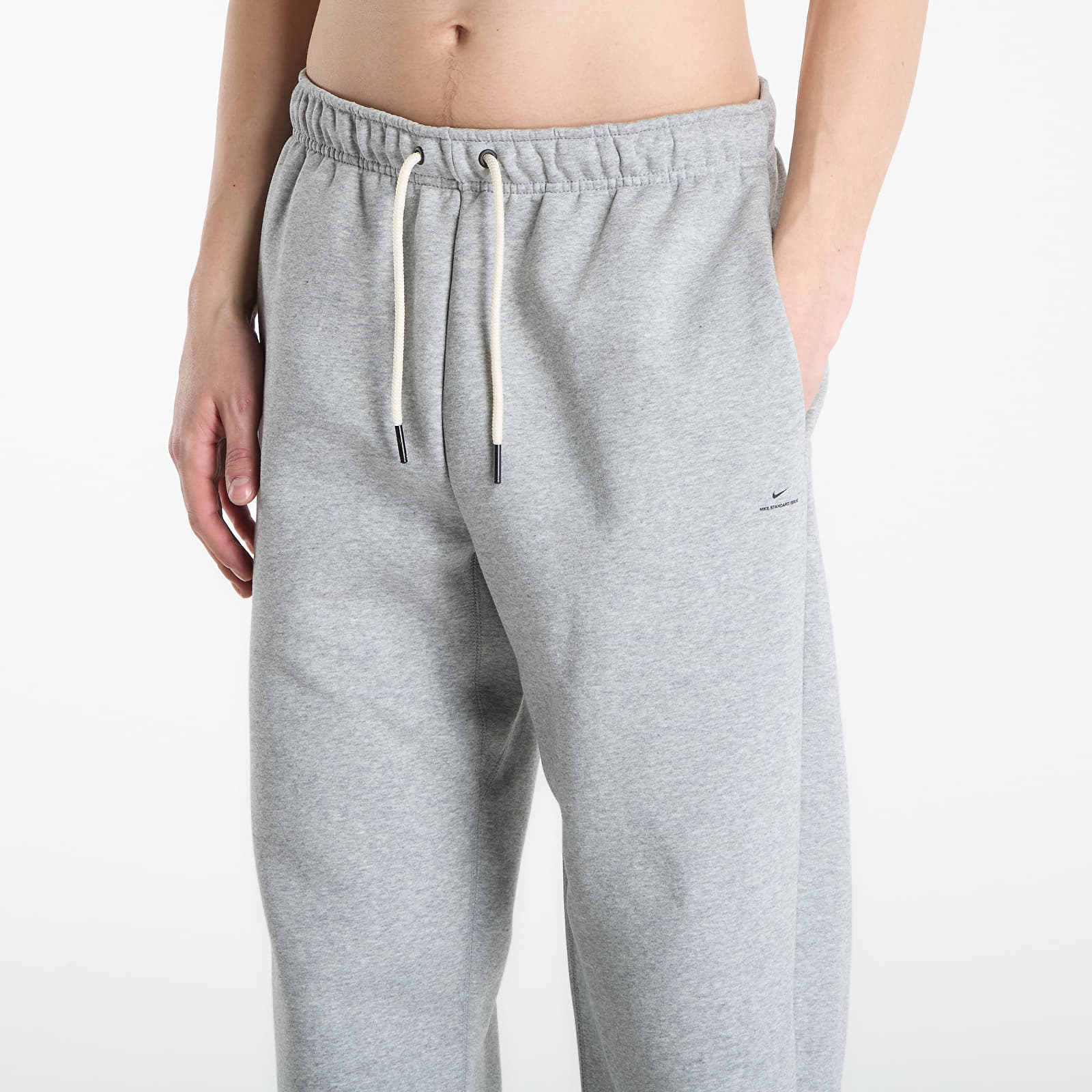 Tepláky Nike Standard Issue Men's Therma-FIT Brushed Open-Hem Basketball Pants Dk Grey Heather/ Black