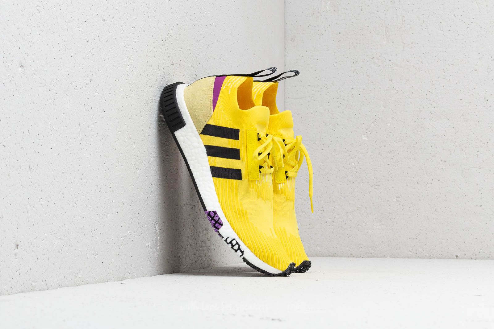 Chaussures et baskets homme adidas NMD Racer Primeknit Solar Yellow/ Core Black/ Shock Purple