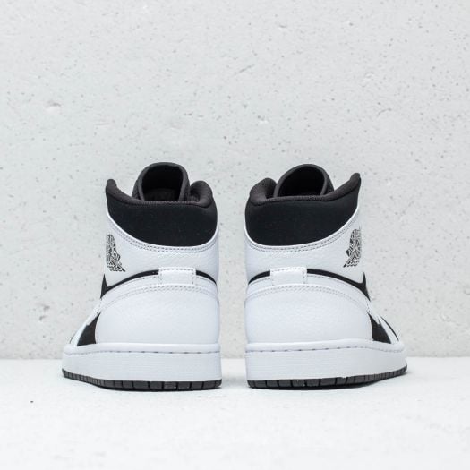 Black and white online 28s jordans
