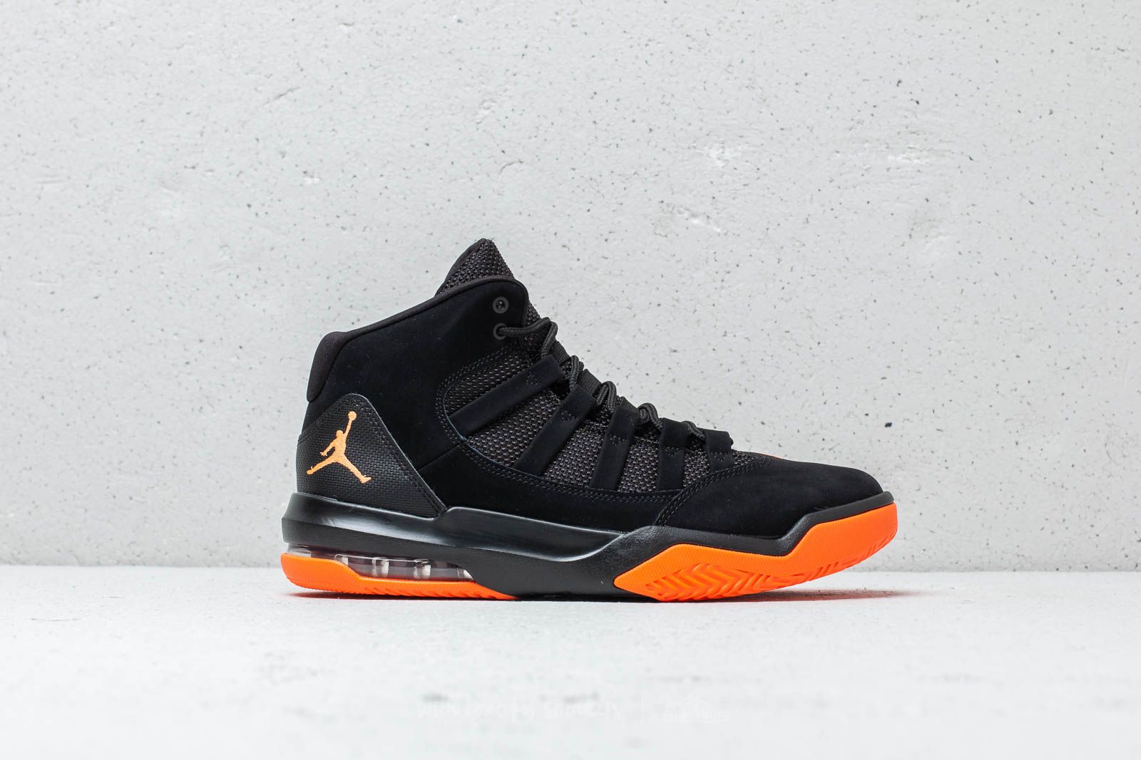 Jordan max on sale aura black orange