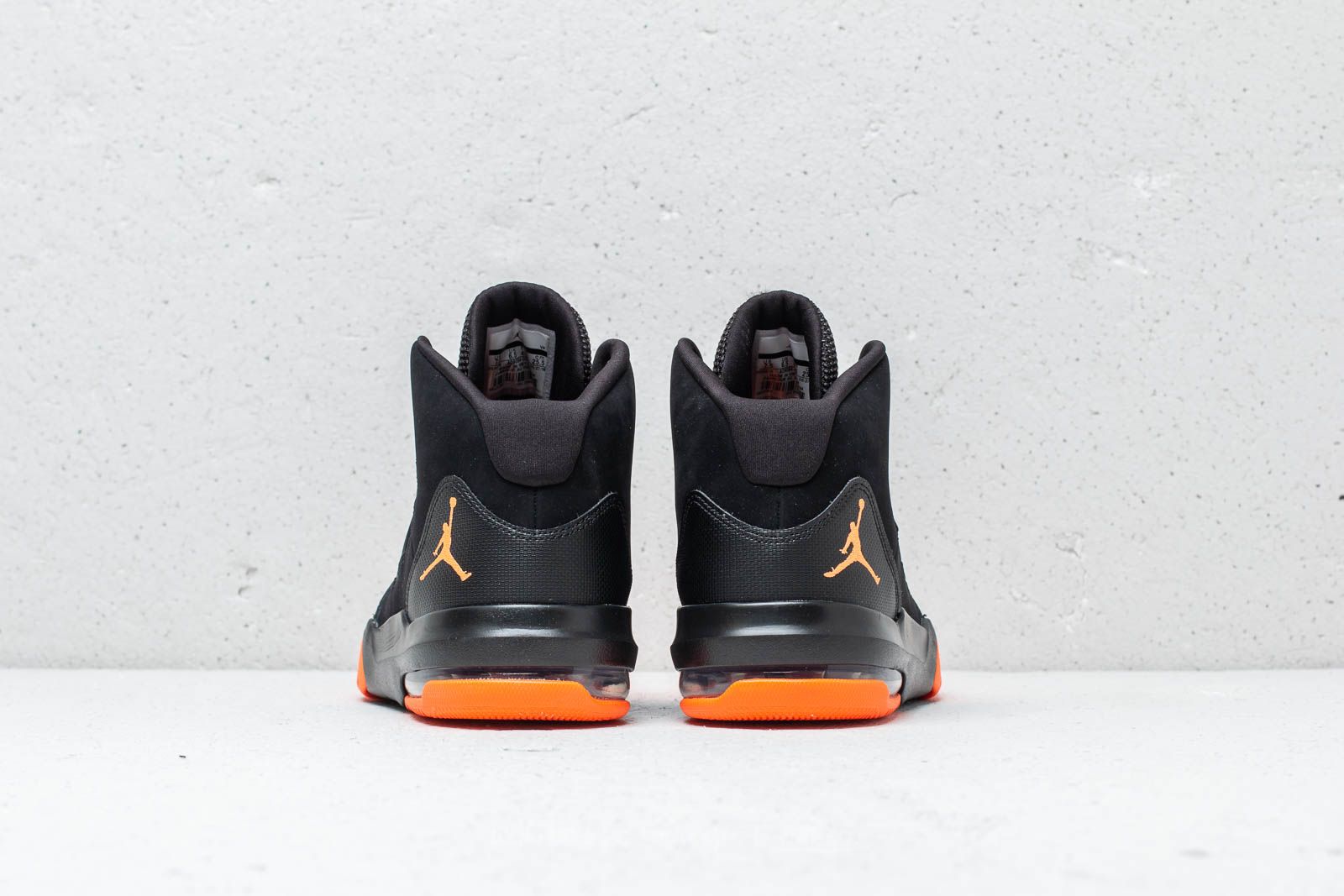 Jordan max aura hot sale black and orange