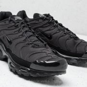 Air max plus se triple black hot sale