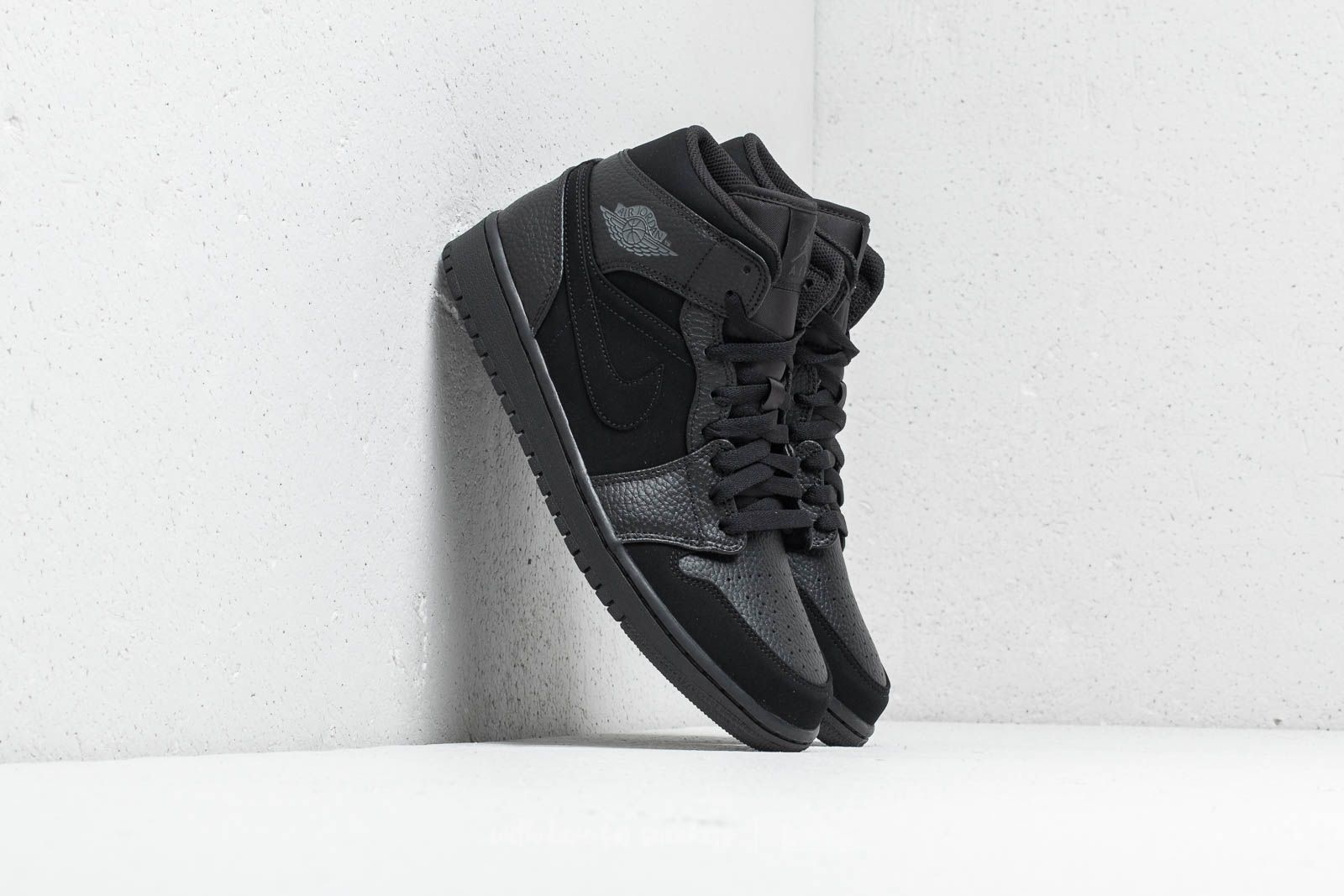 Jordan noir 2025 montante