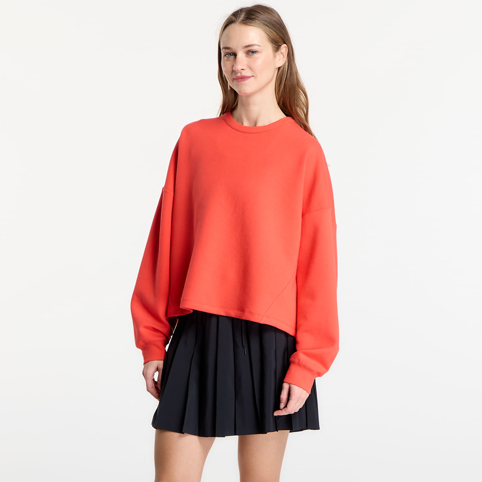 Levně Mikina Nike 24.7 ImpossiblySoft Women's Dri-FIT Oversized Crew-Neck Top Lt Crimson/ University Red L