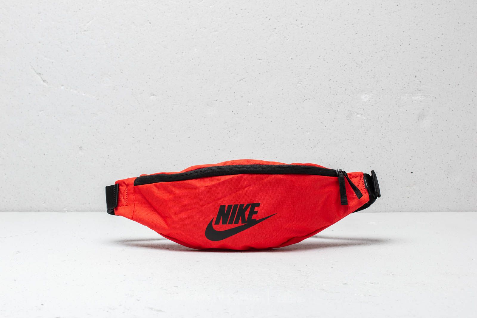 Nike Sportswear Heritage Hip Pack