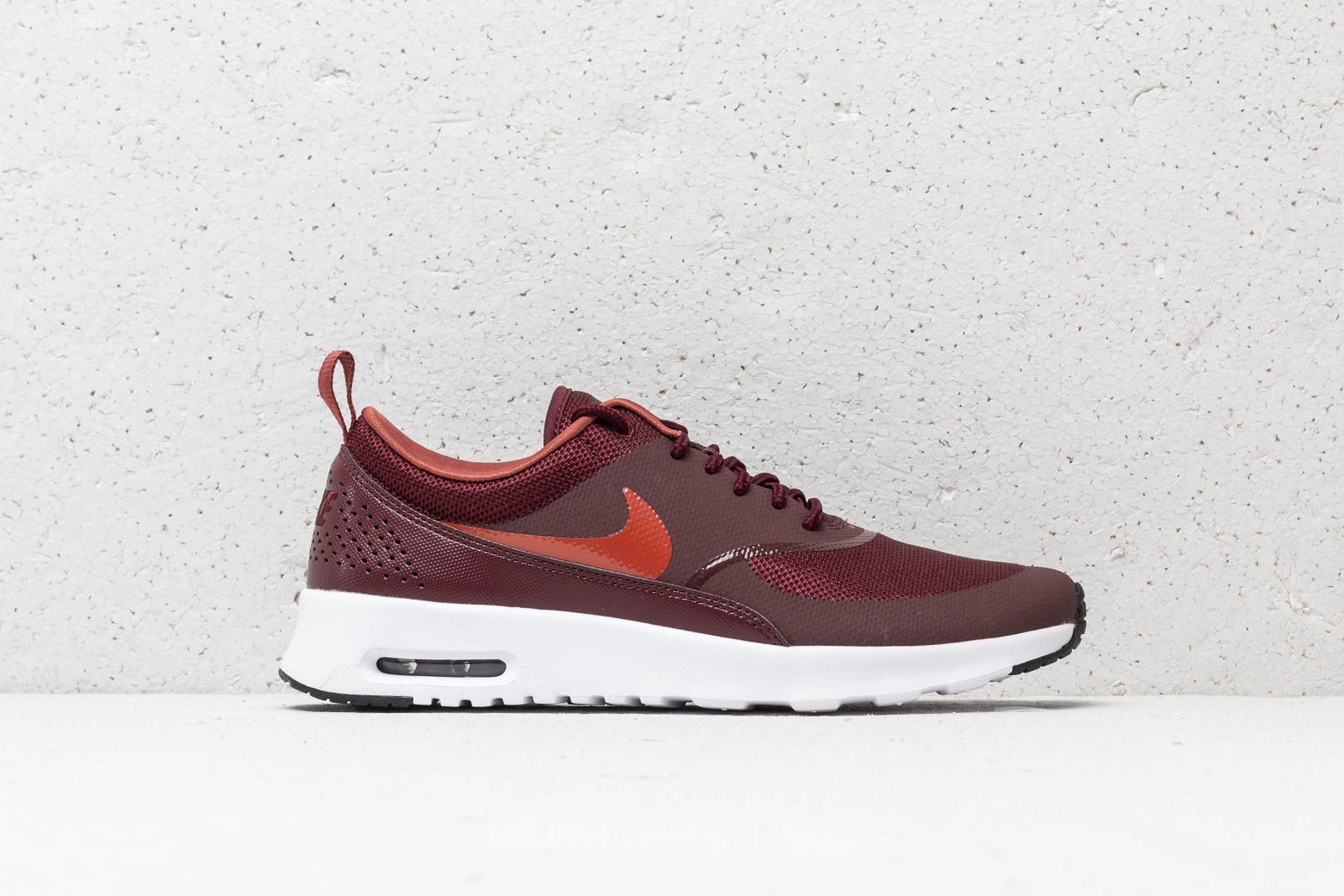Burgundy air top max thea womens